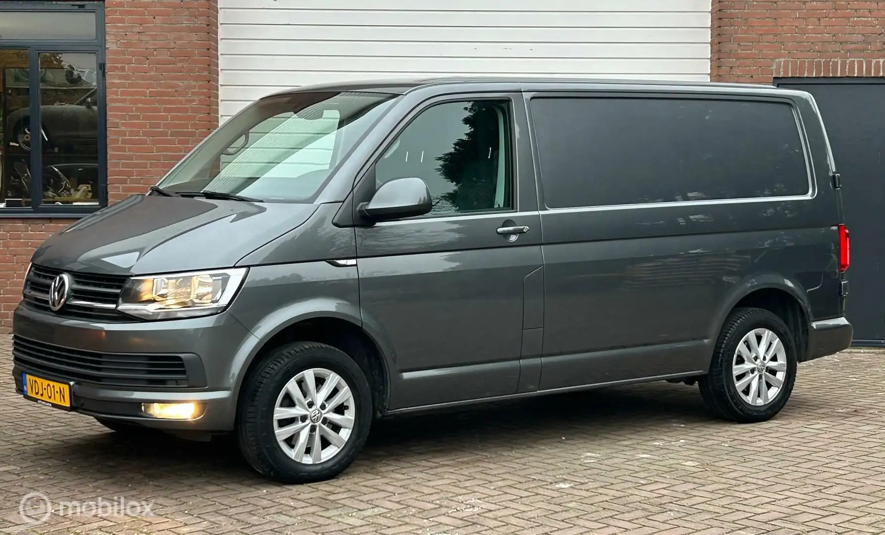 Volkswagen T6 Transporter 2.0 TDI L1H1 Highline Apple Carplay Navi PDC Grijs - 1