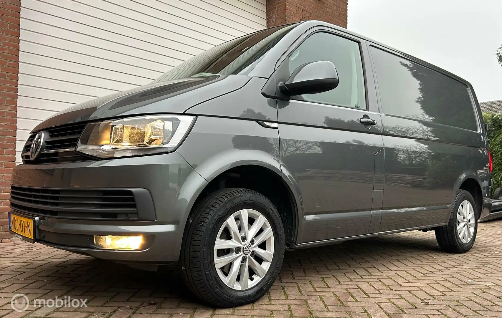 Volkswagen T6 Transporter 2.0 TDI L1H1 Highline Apple Carplay Navi PDC Grijs - 2
