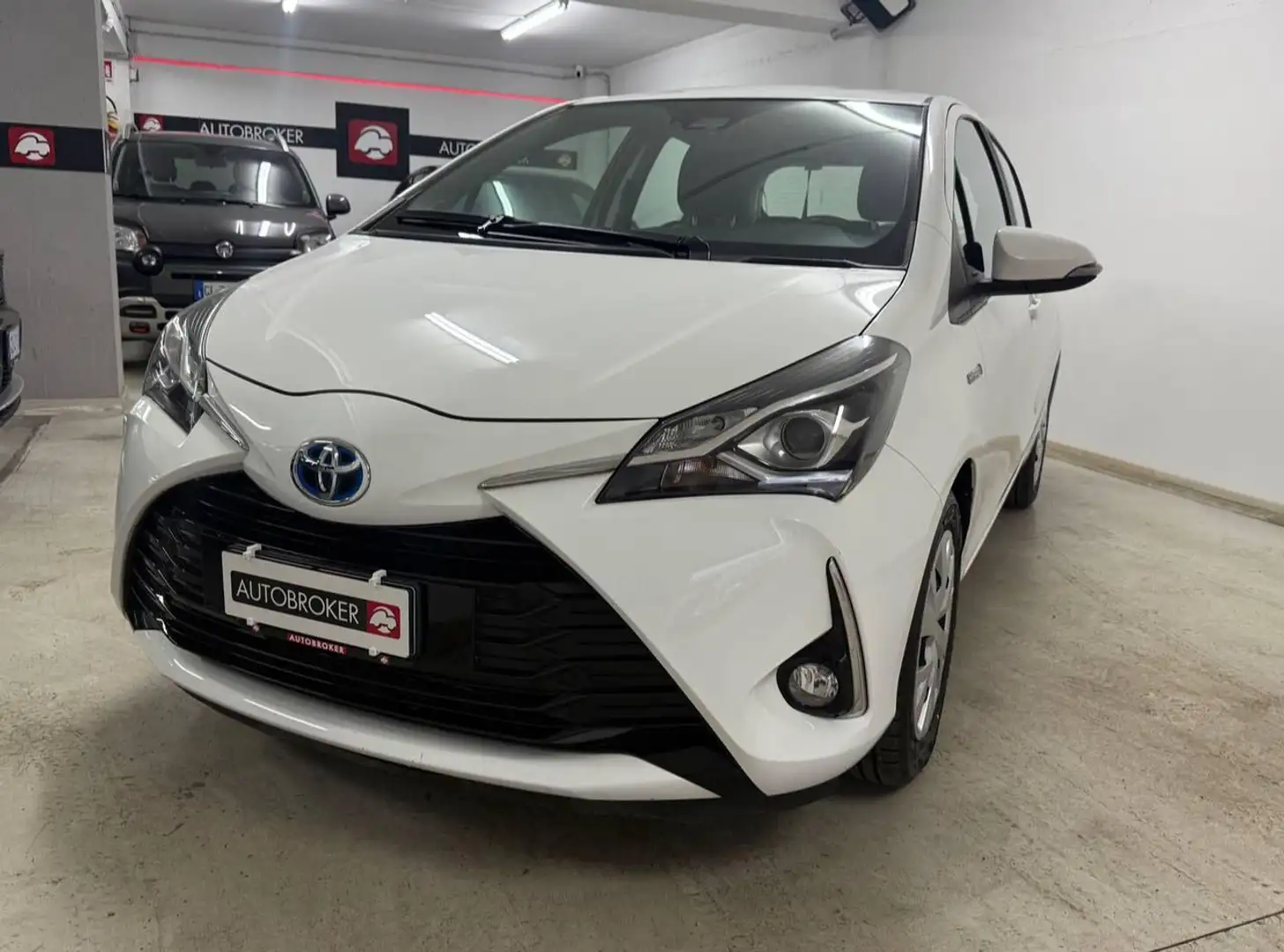 Toyota Yaris 1.5 Hybrid 5 porte Business Bianco - 2
