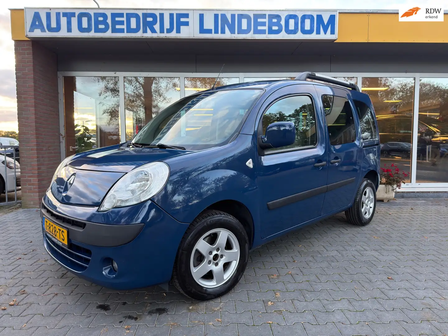 Renault Kangoo Family 1.6 Automaat busje 5 persoons trekhaak Blauw - 1