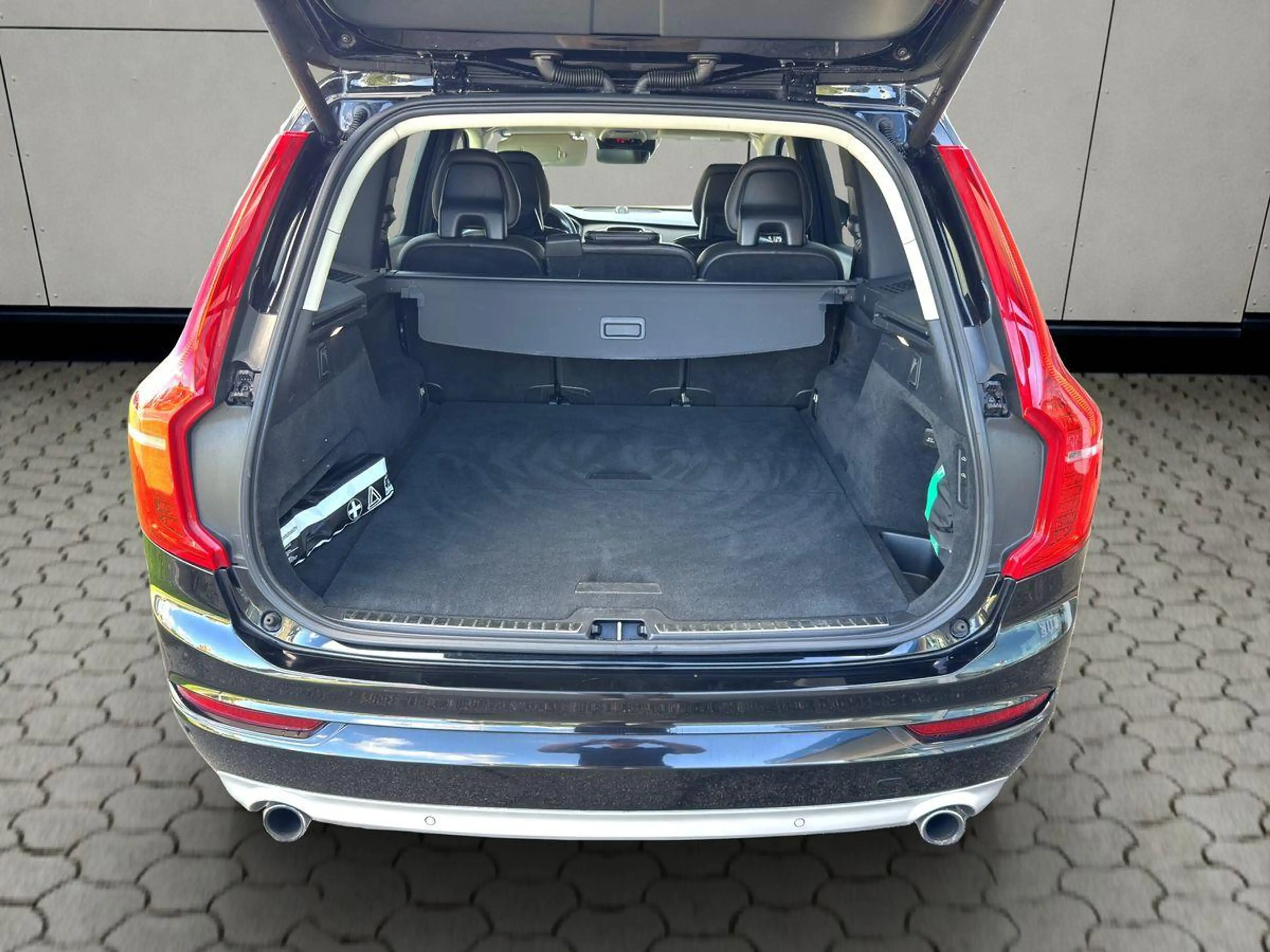 Volvo XC90 Momentum AWD2.0 D5 Business B&W NaviMeemory — photo 9