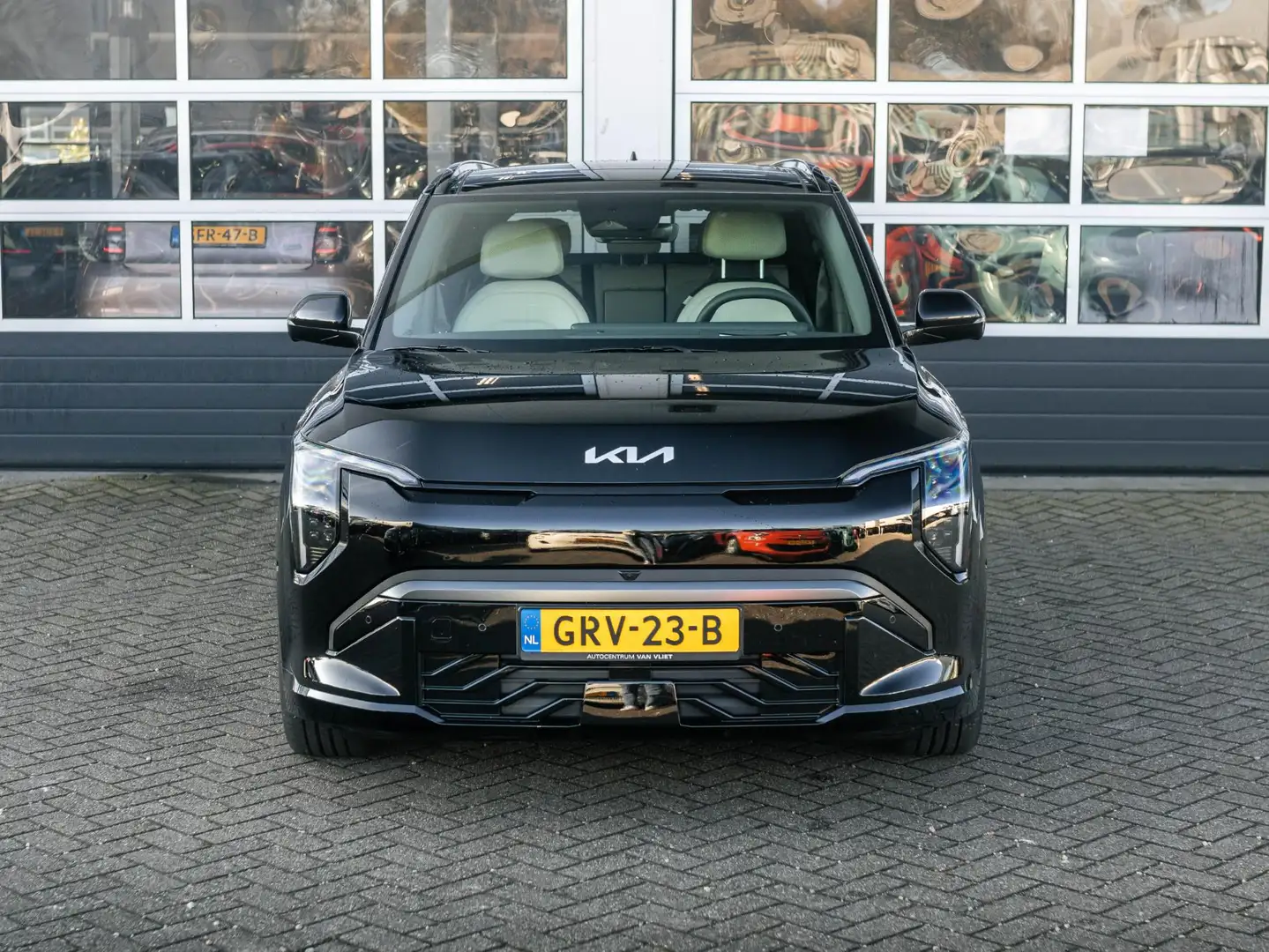 Kia EV3 GT-PlusLine 81.4 kWh Direct beschikbaar  l 360 cam Zwart - 2