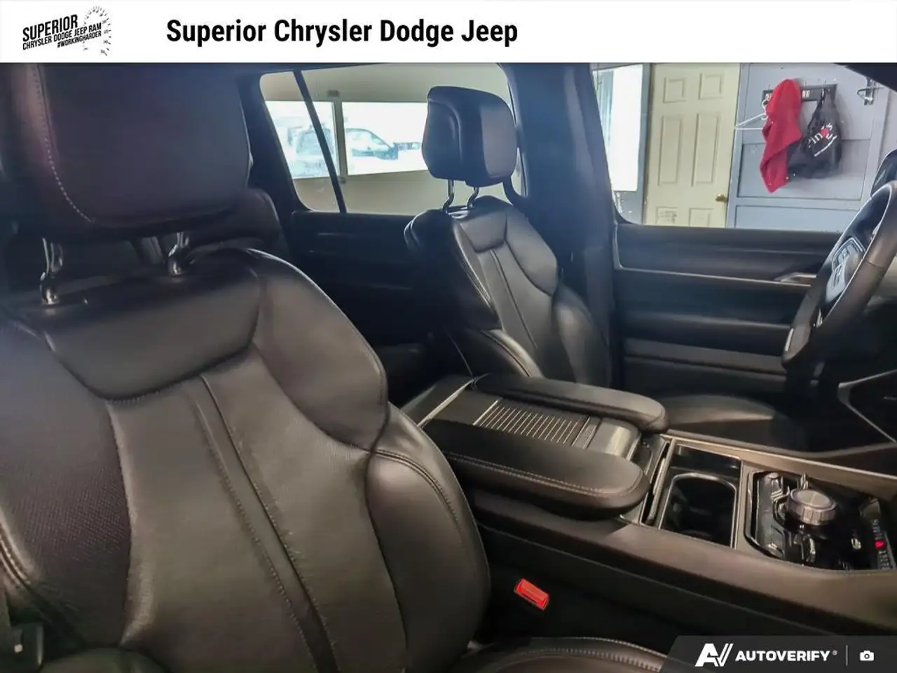 Jeep Wagoneer снимка Jeep Wagoneer