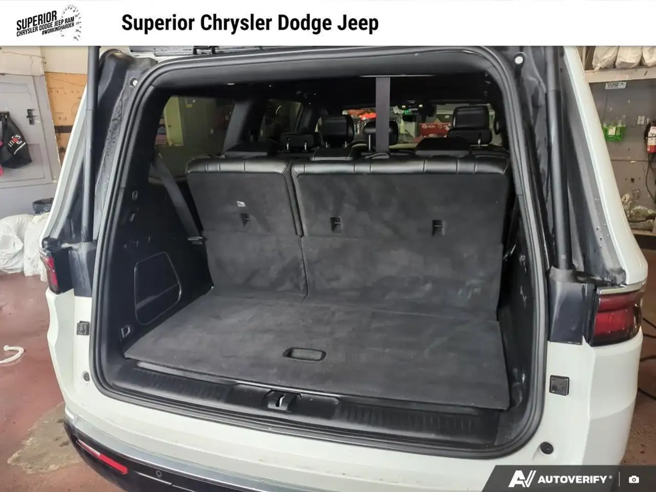 Jeep Wagoneer снимка Jeep Wagoneer