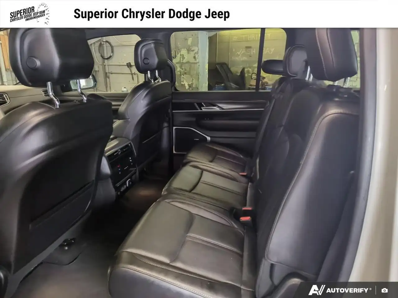 Jeep Wagoneer снимка Jeep Wagoneer