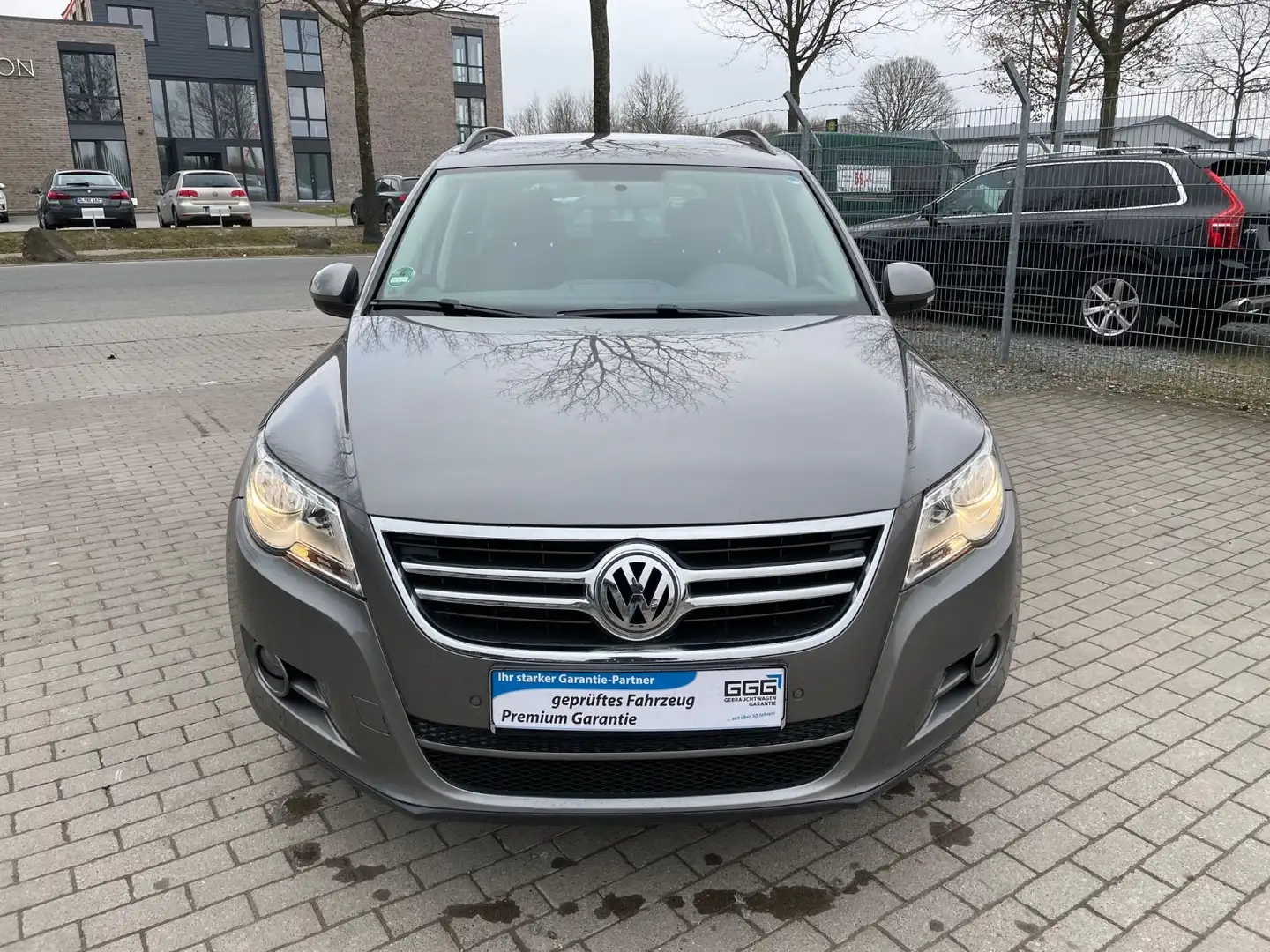 Volkswagen Tiguan 2.0 Trend & Fun 4Motion PDC Sitzh. AHK Grau - 2