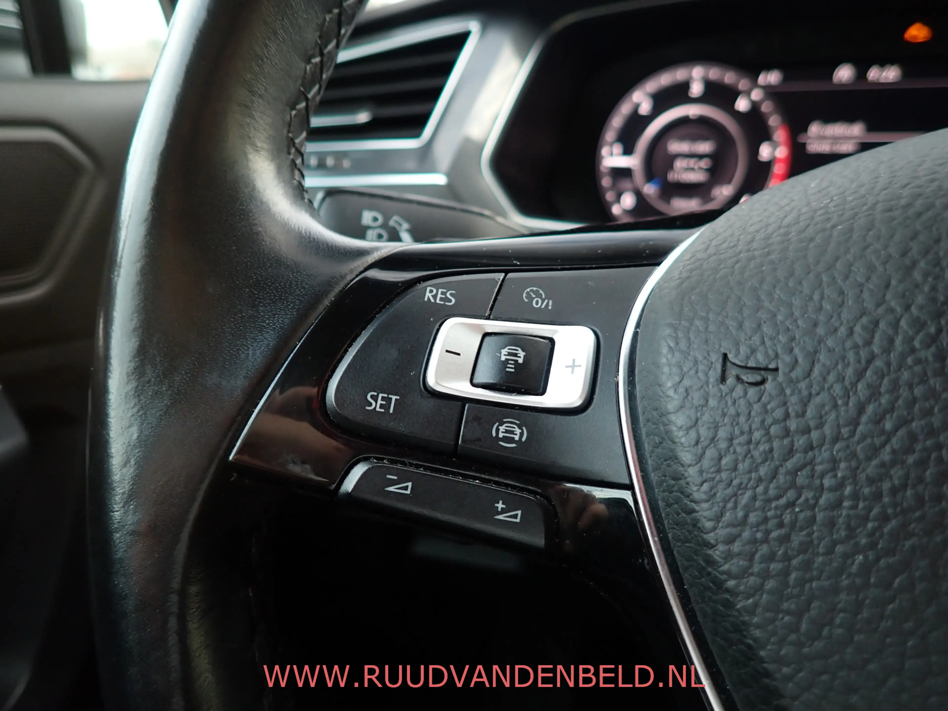 Volkswagen Tiguan Allspace 2.0TDI KEYLESS / ACC / CAMERA / CARPLAY / 19'' / H — photo 35