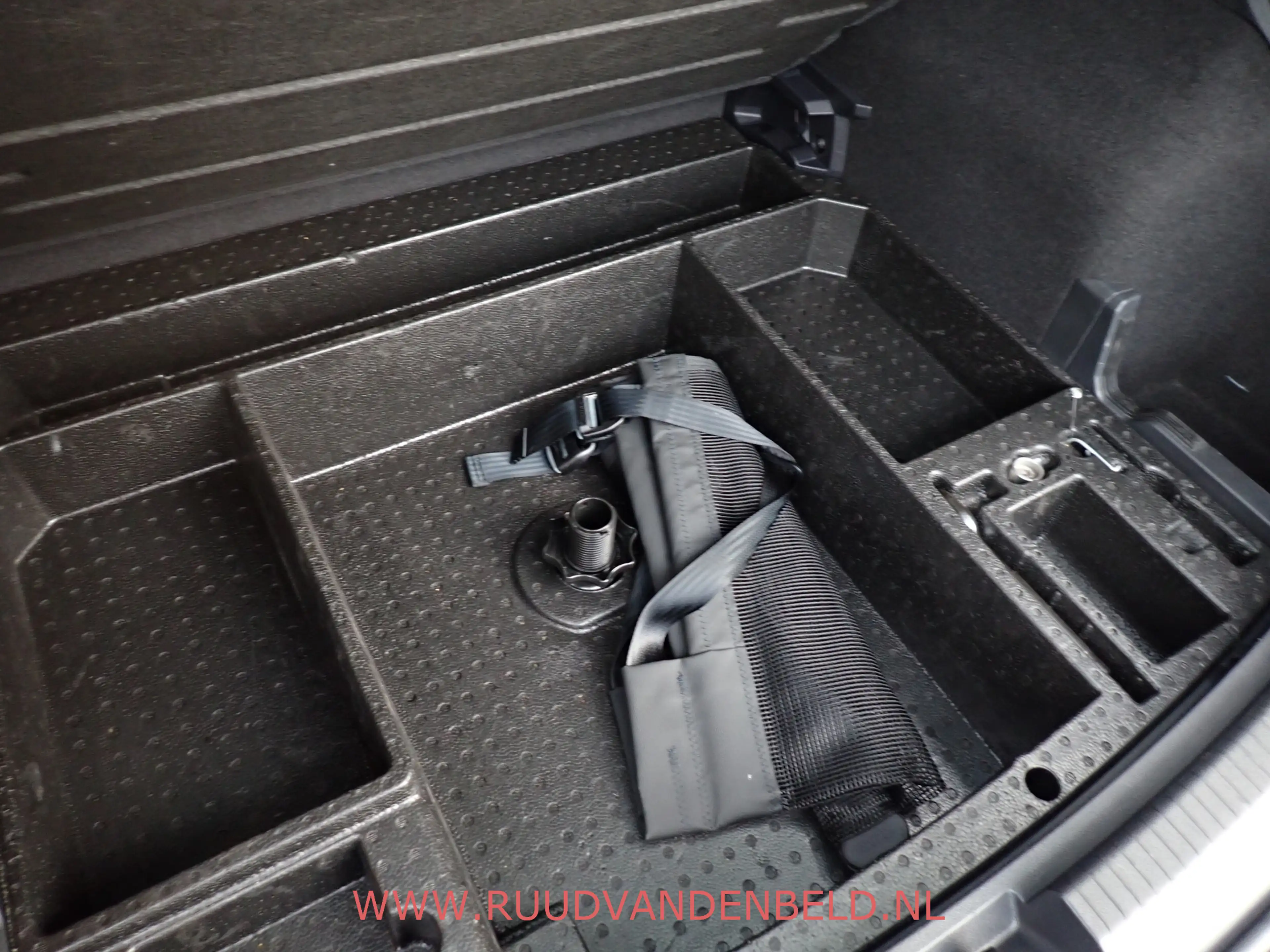 Volkswagen Tiguan Allspace 2.0TDI KEYLESS / ACC / CAMERA / CARPLAY / 19'' / H — photo 33