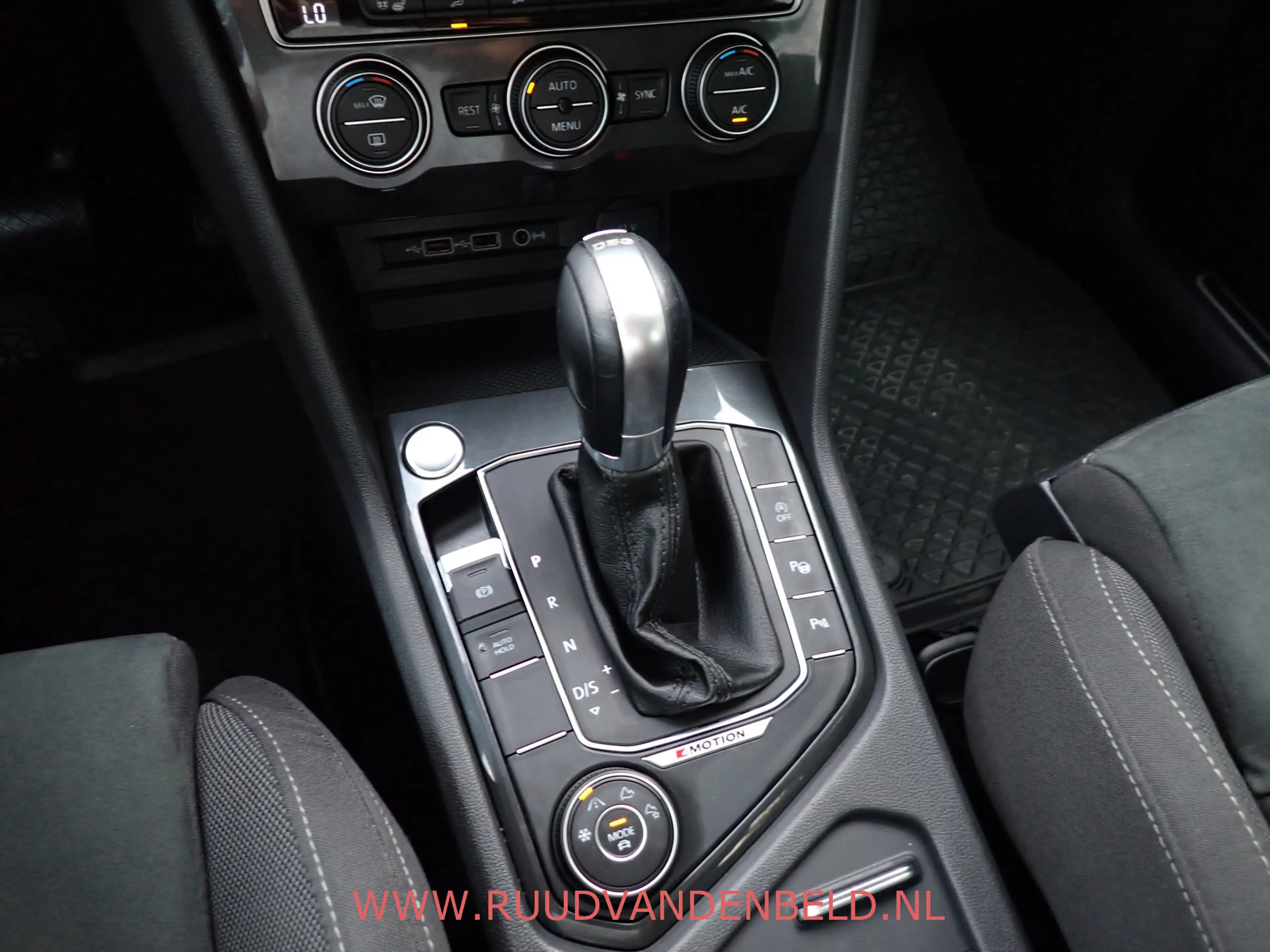 Volkswagen Tiguan Allspace 2.0TDI KEYLESS / ACC / CAMERA / CARPLAY / 19'' / H — photo 28