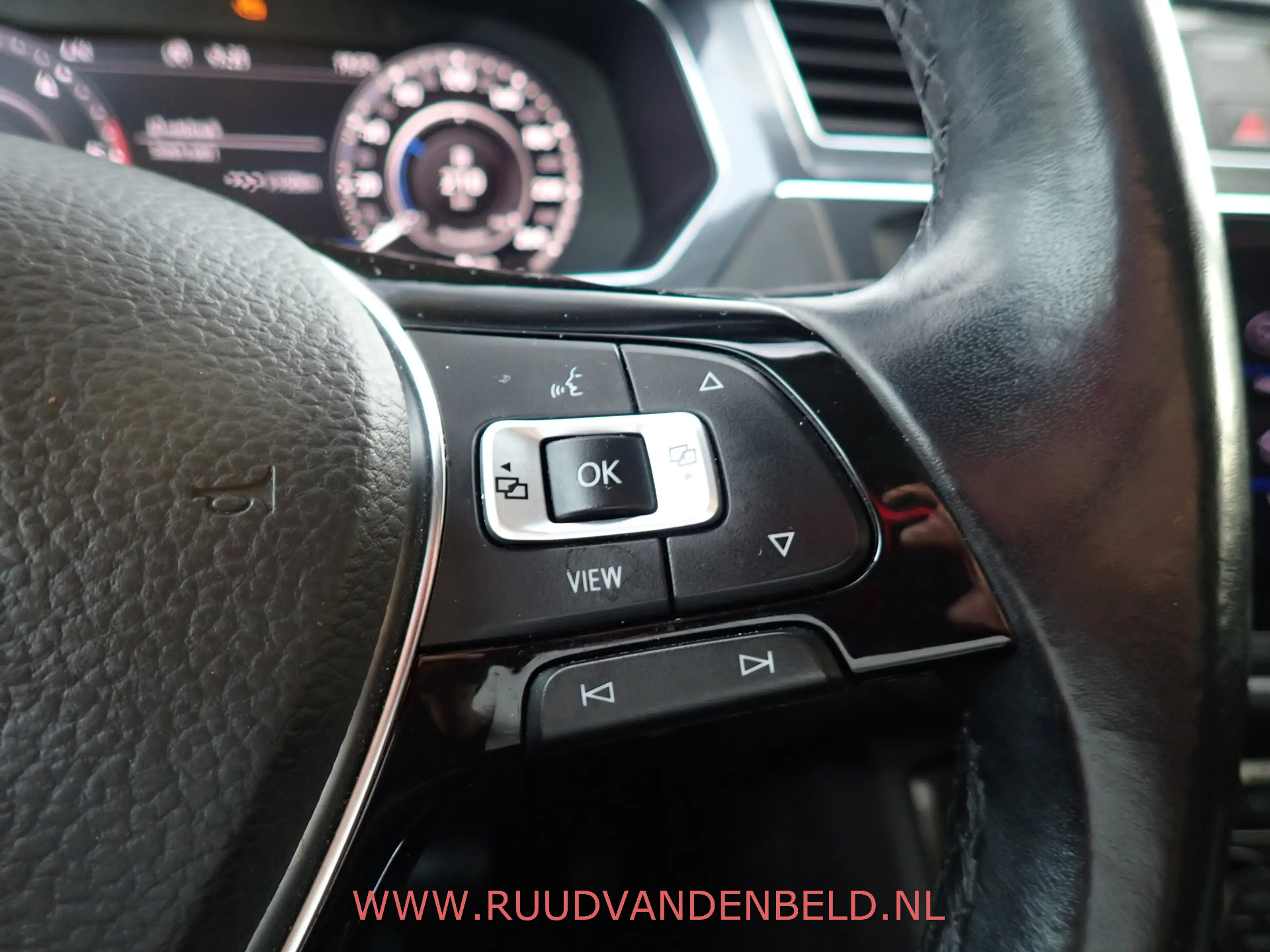 Volkswagen Tiguan Allspace 2.0TDI KEYLESS / ACC / CAMERA / CARPLAY / 19'' / H — photo 36