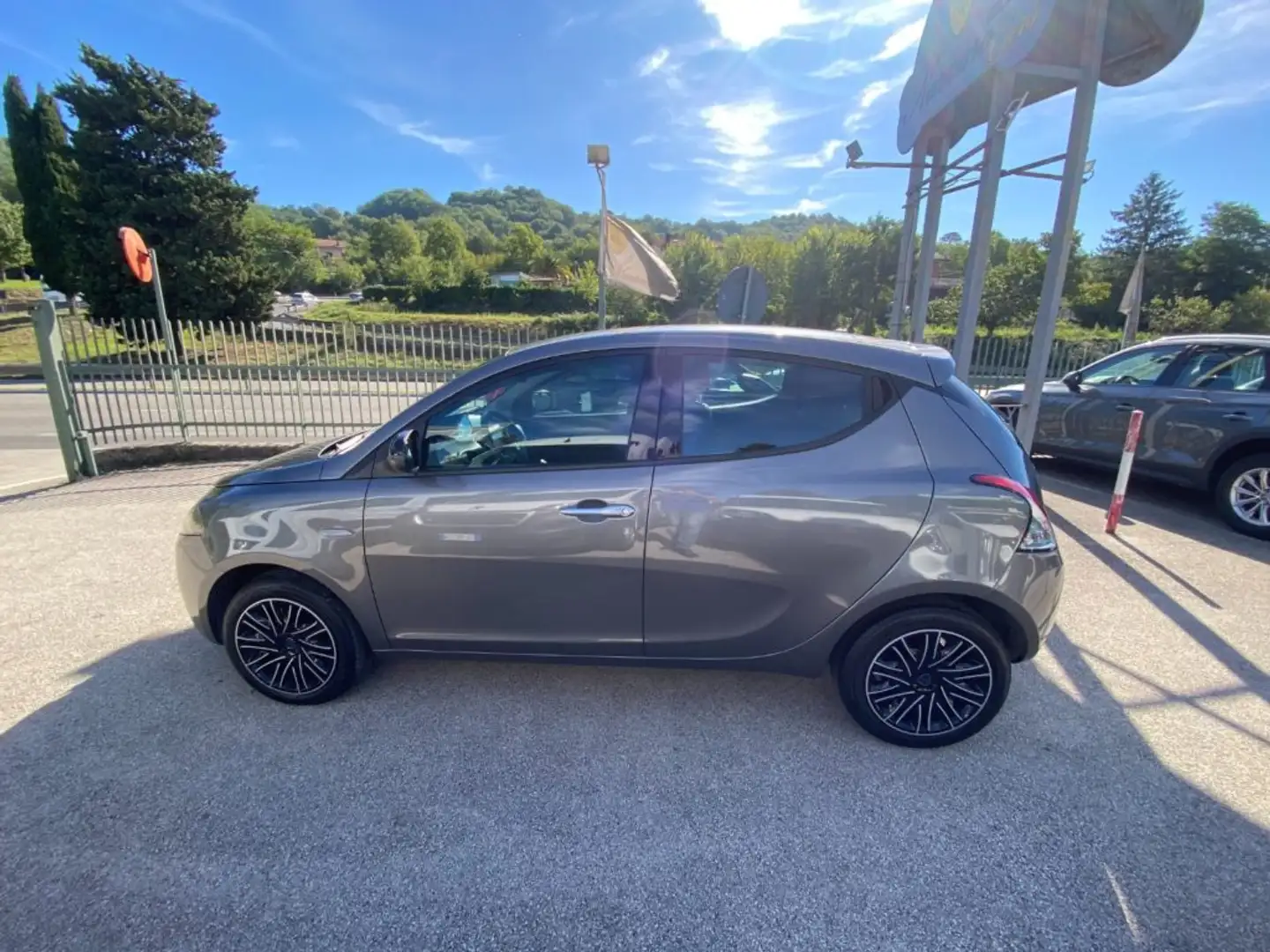 Lancia Ypsilon 1.0 FireFly 5 porte S&S Hybrid Gold Gris - 2