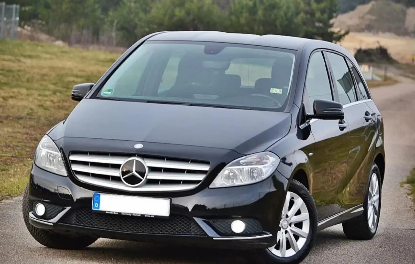 Mercedes-Benz B 180 BlueEFFICIENCY EDITION 1 crna - 1