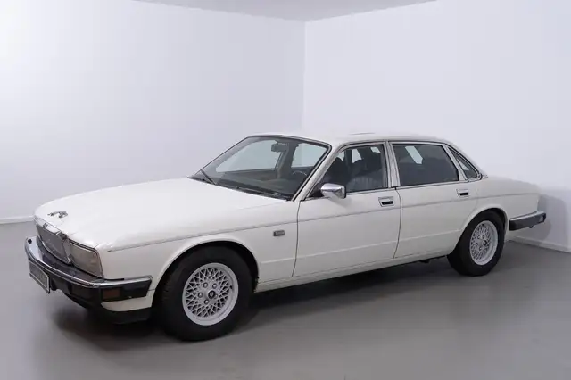 Jaguar XJ40