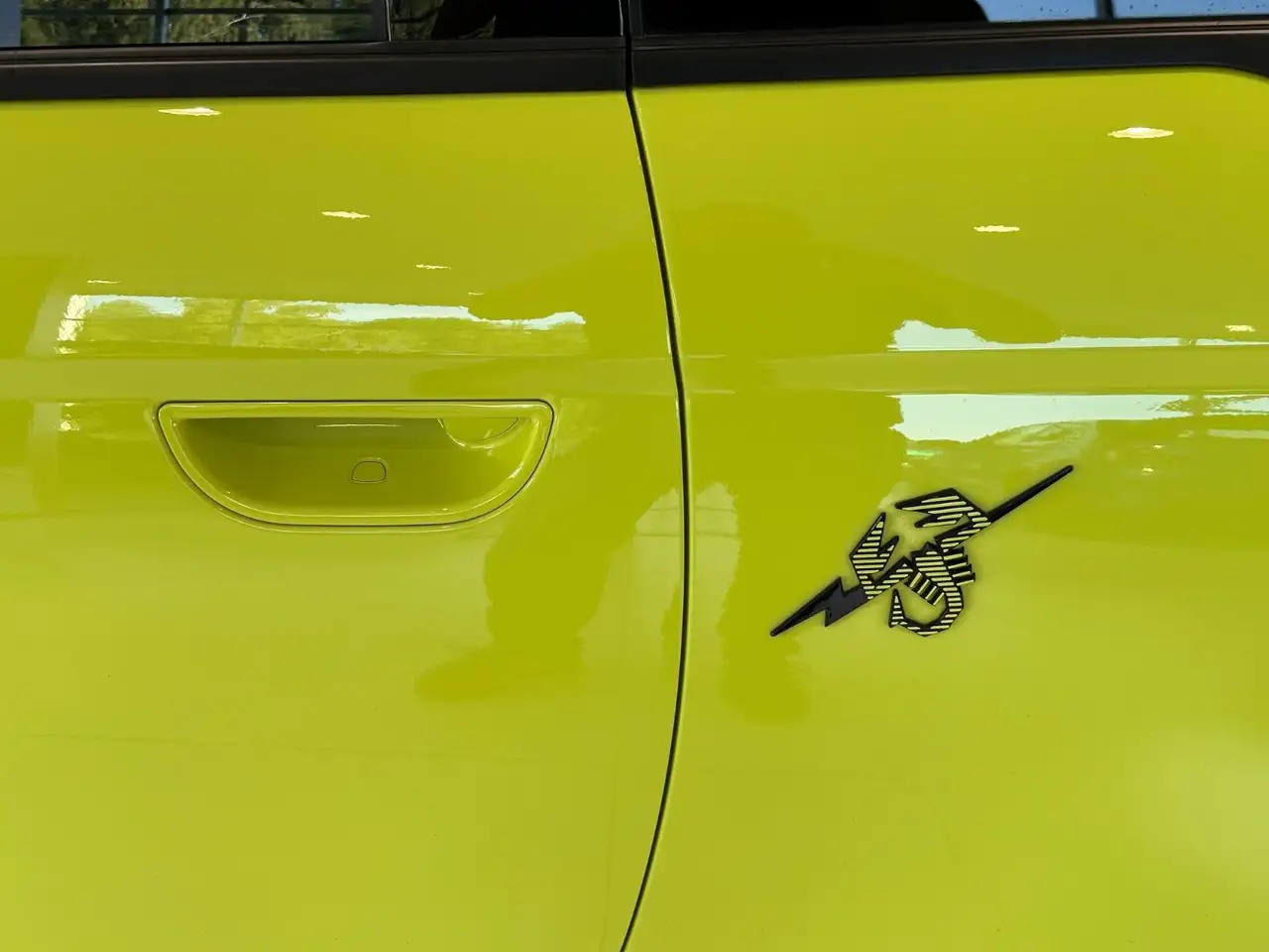 Abarth 500e 2023 — фото 11