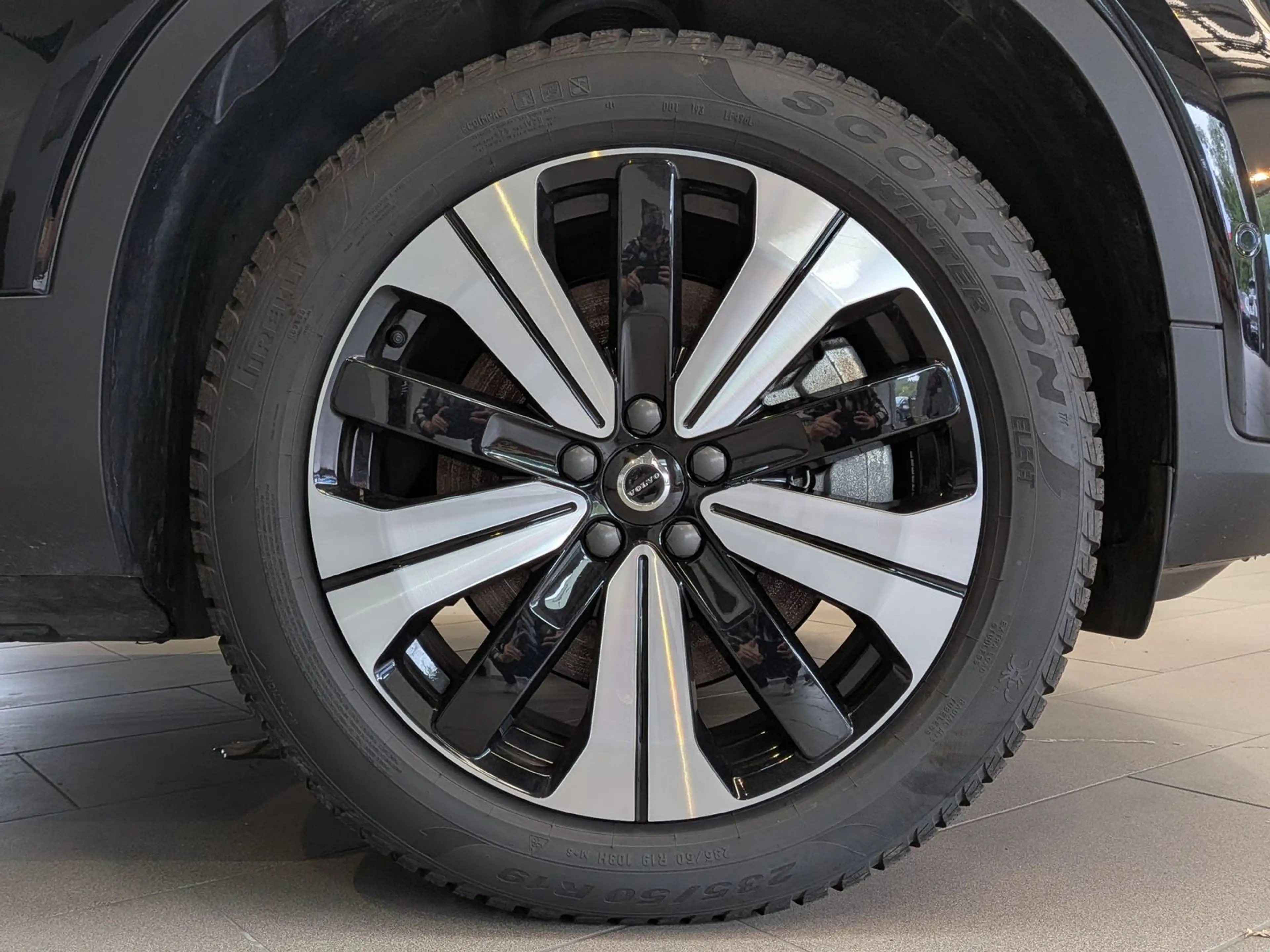 Volvo EX40 Extended Range Plus Black AHK 360° SoH100% — photo 11