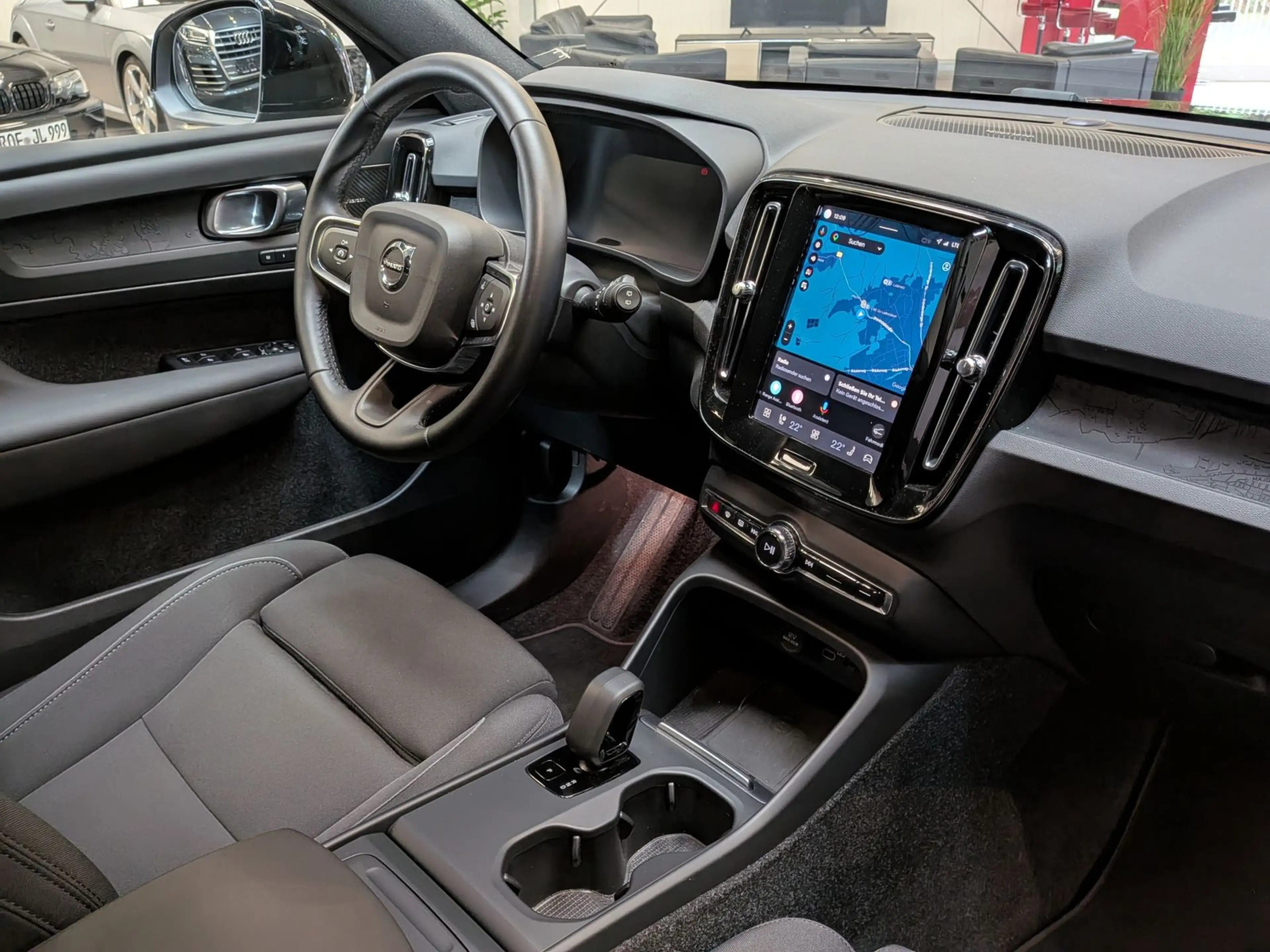 Volvo EX40 Extended Range Plus Black AHK 360° SoH100% — photo 13