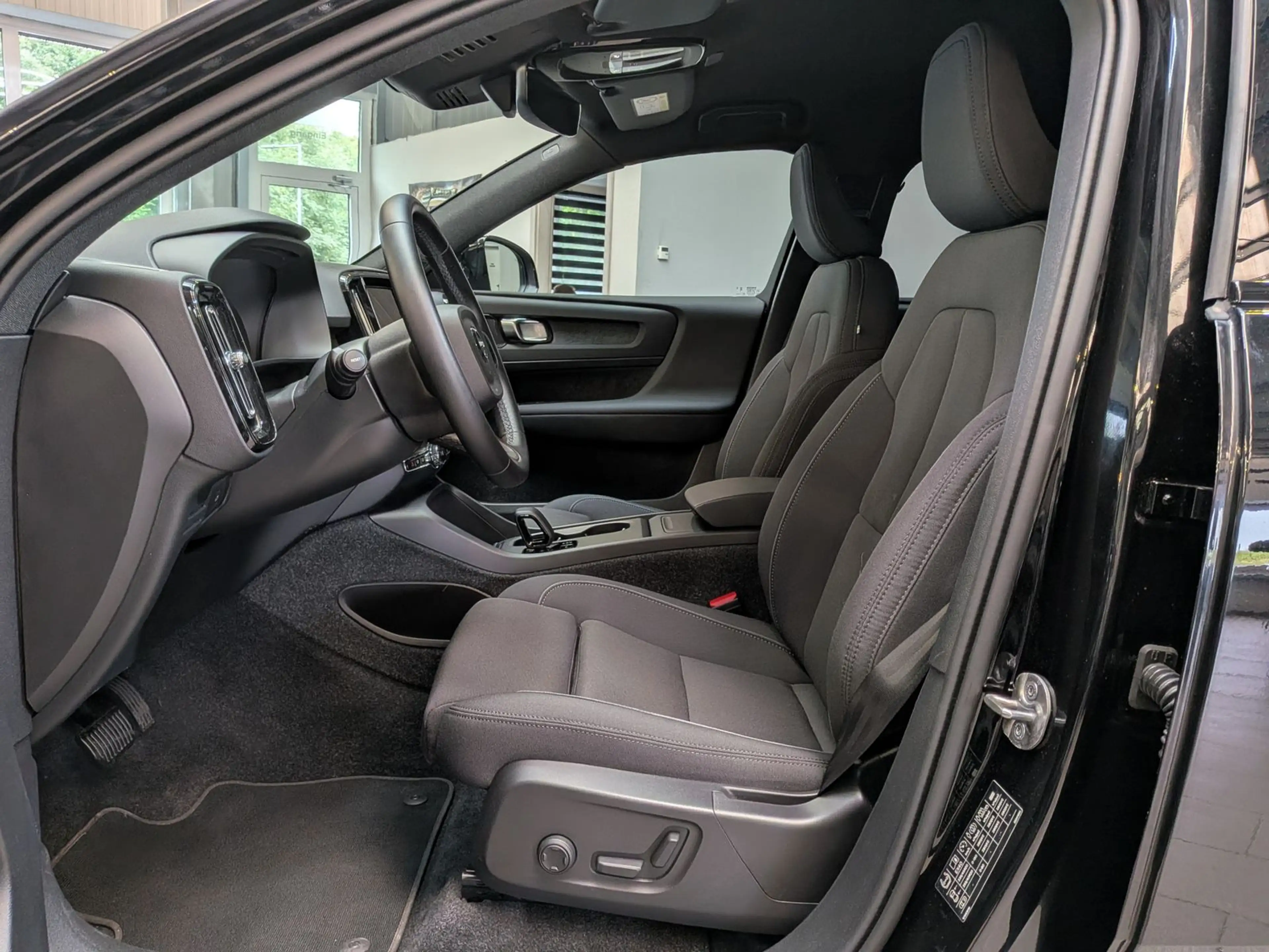 Volvo EX40 Extended Range Plus Black AHK 360° SoH100% — photo 14