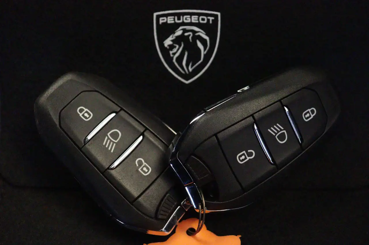 Peugeot 3008 1.6 Hybrid 225 Allure | NAVI | CLIMA | CAMERA + PD 15