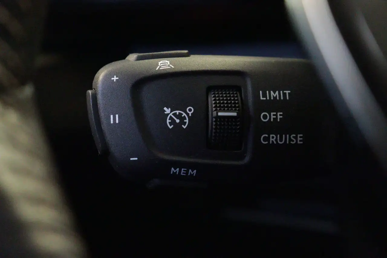 Peugeot 3008 1.6 Hybrid 225 Allure | NAVI | CLIMA | CAMERA + PD 10