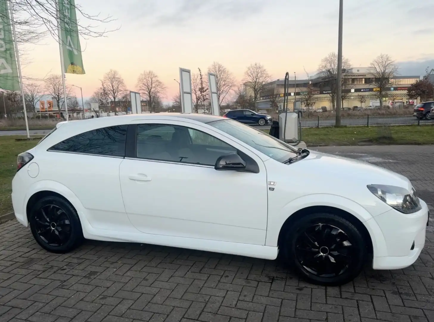 Opel Astra GTC 1.6 Sport - 1