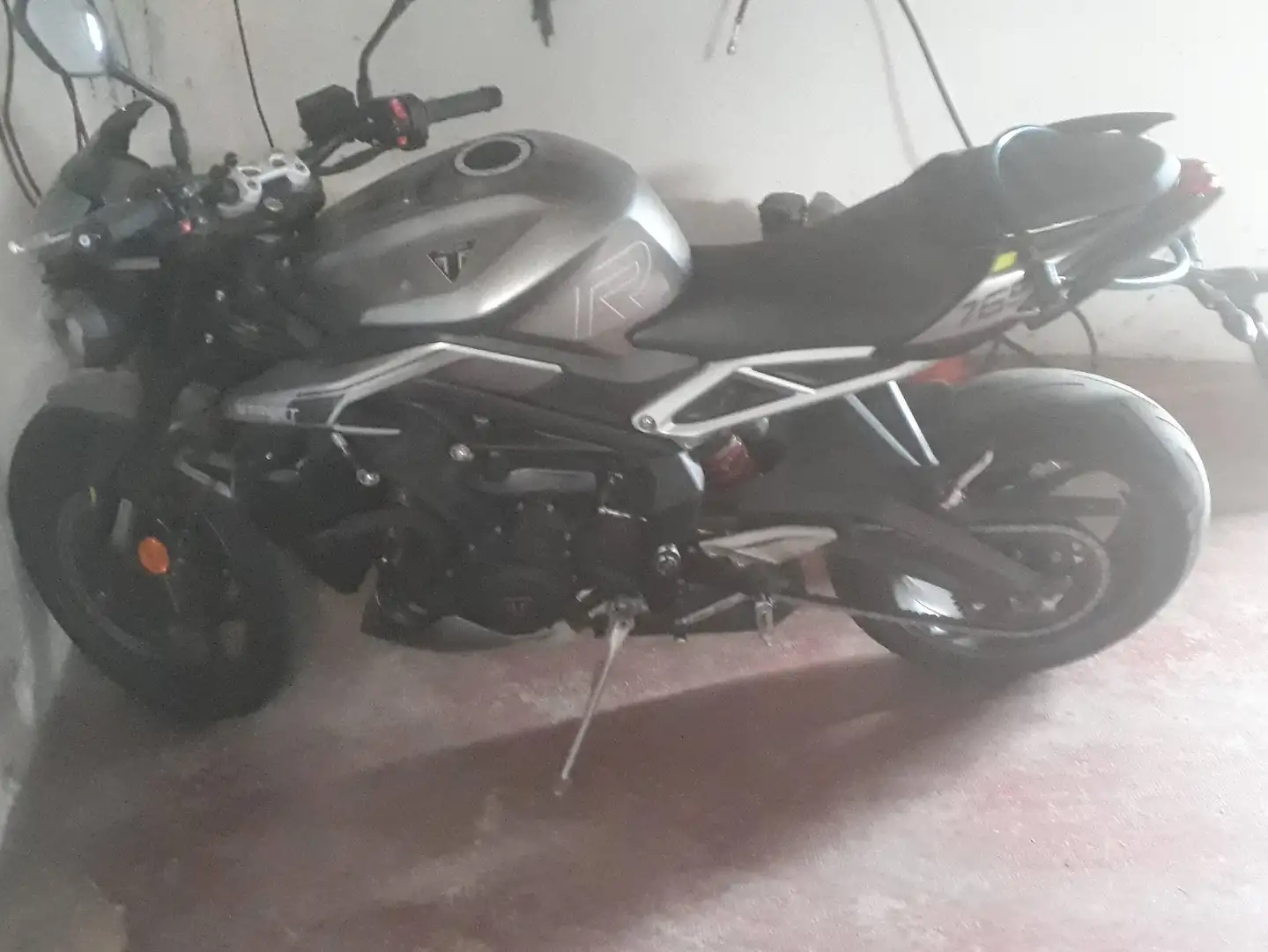 Triumph Street Triple 765 R Gris - 1