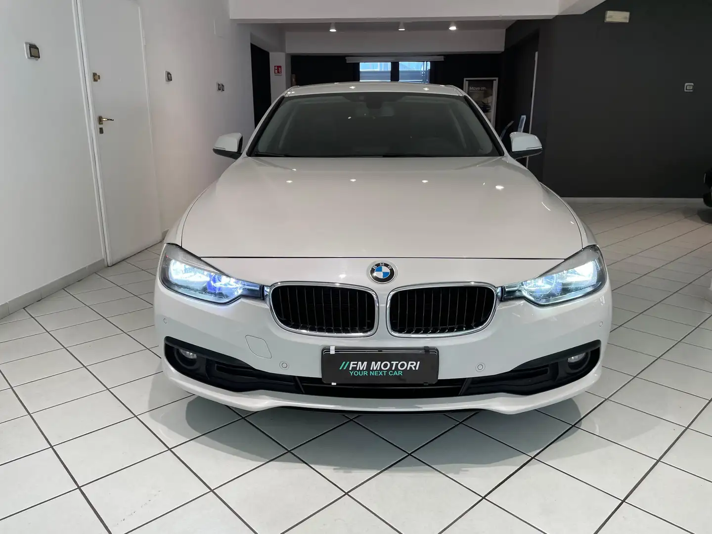 BMW 320 Serie3  320d Touring xdrive  Advantage Weiß - 2