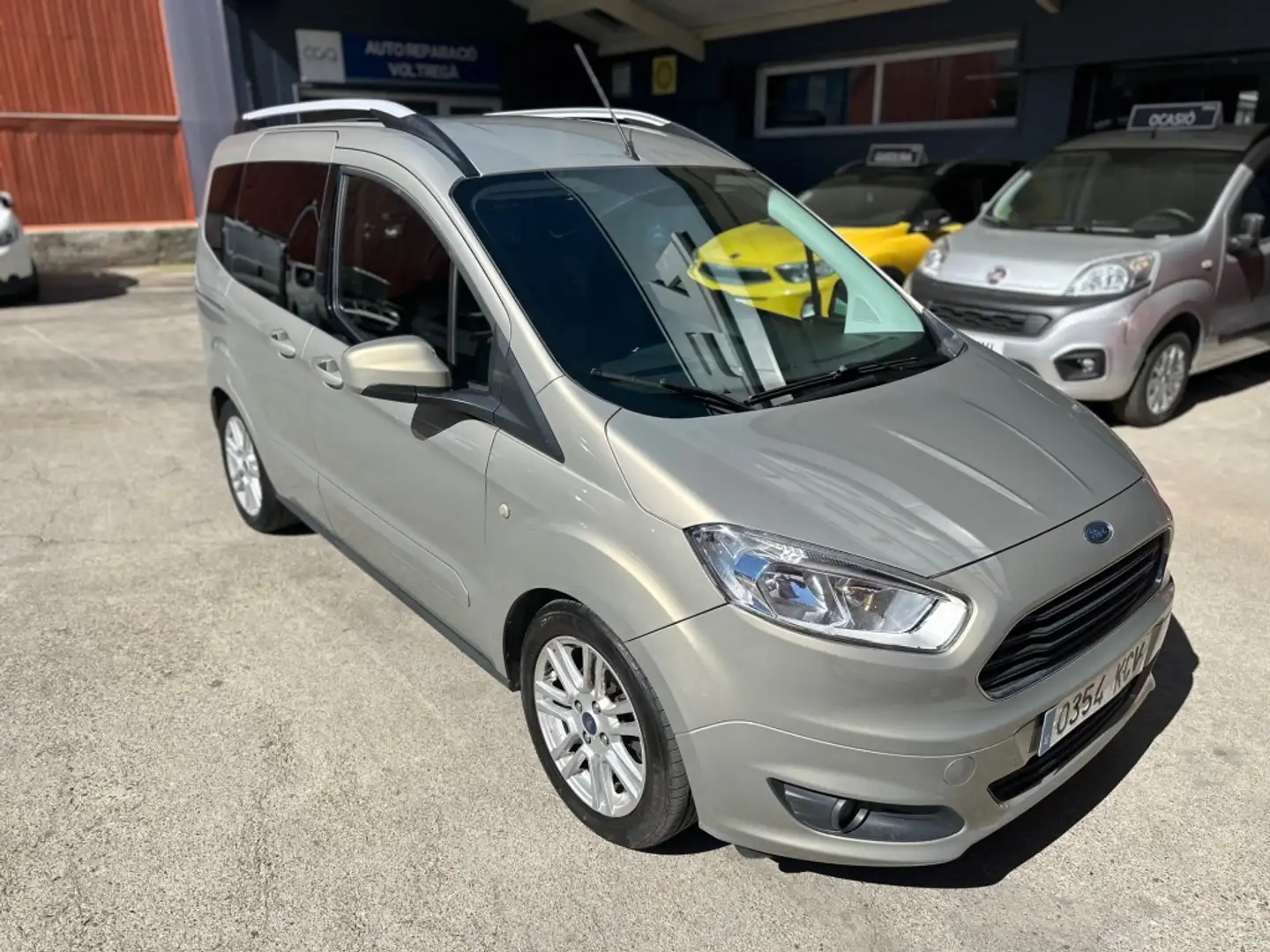 Ford Tourneo Courier 1.5TDCi Titanium 95 Beżowy - 2