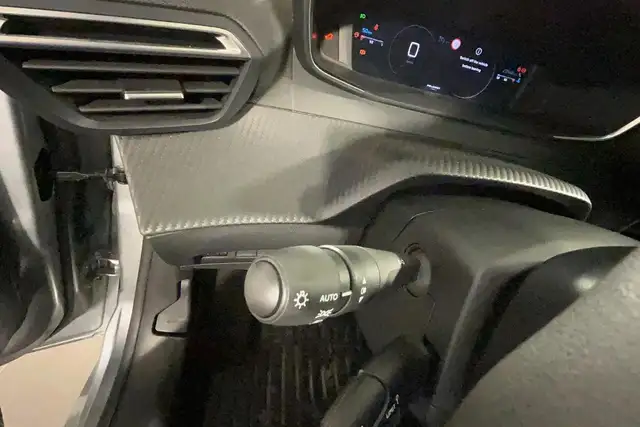 Peugeot 208 view 12