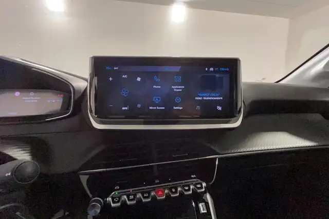 Peugeot 208 view 11