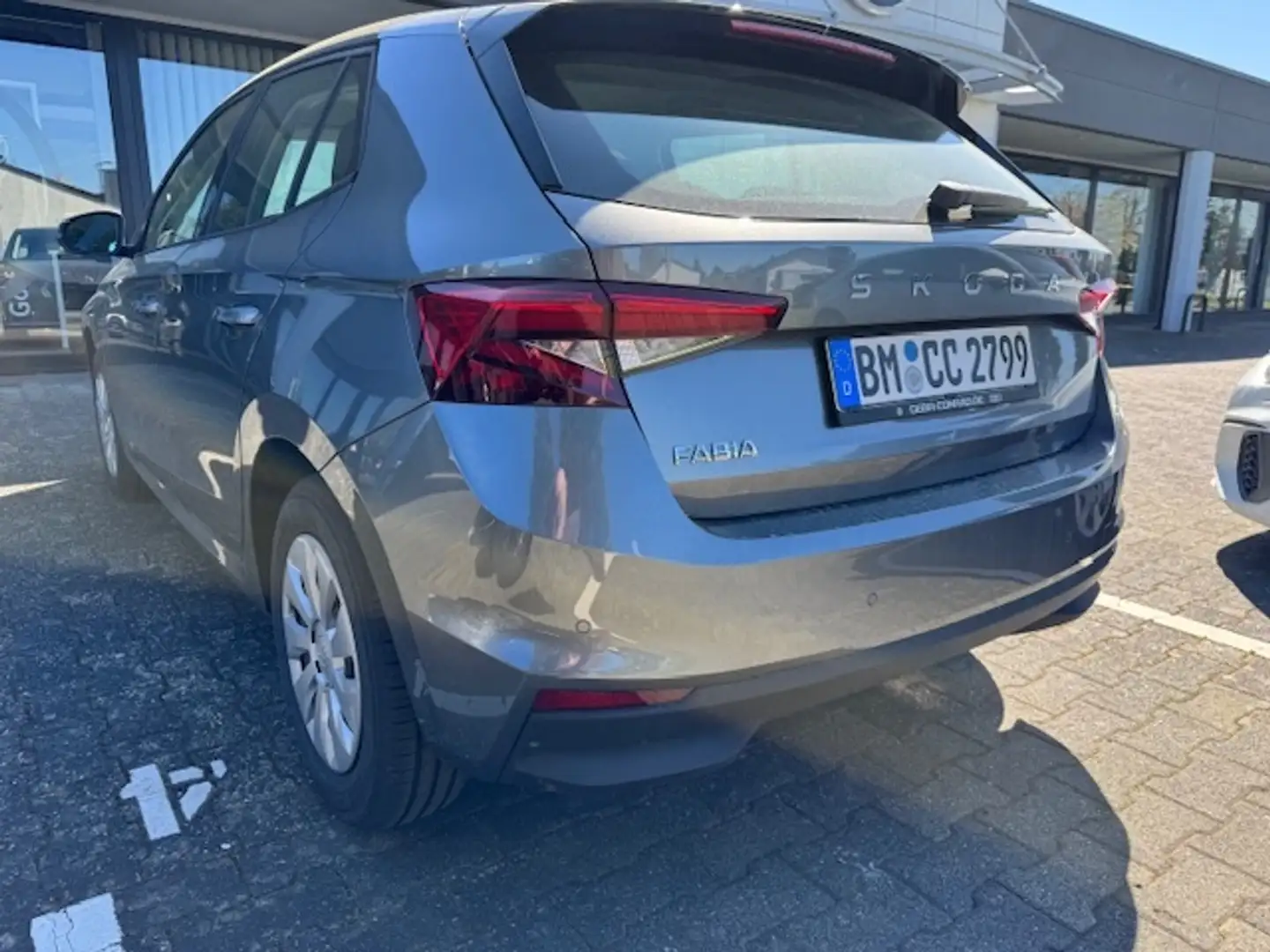 Skoda Fabia TSI "Selection", NP: 27.000 € Grau - 2