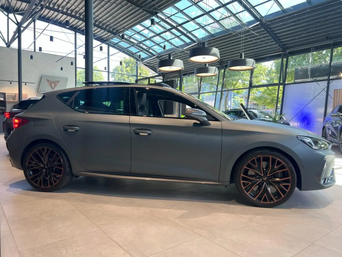 CUPRA Leon VZ 2.0 TSI ACC+PANO+RFK+NAVI+LED+PDC+SHZ+ Klima Grau - 2