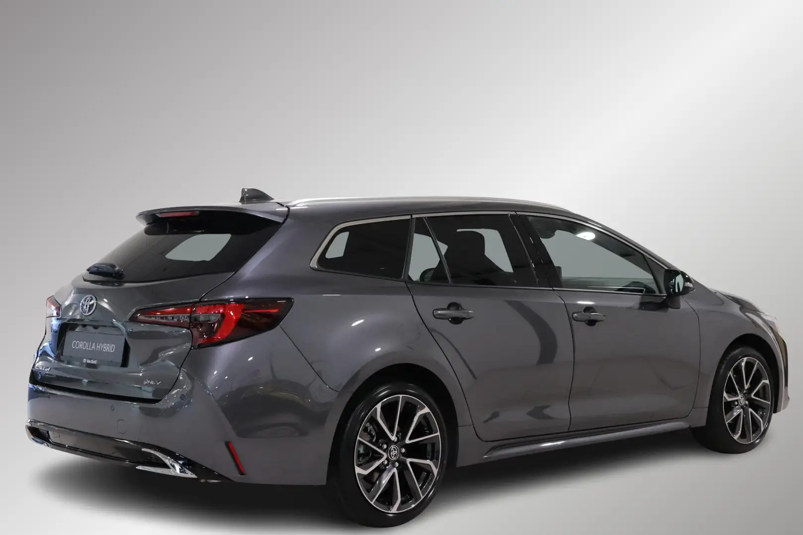 Toyota Corolla Touring Sports Hybrid 140 Executive, €2500 inruilp Grijs - 2