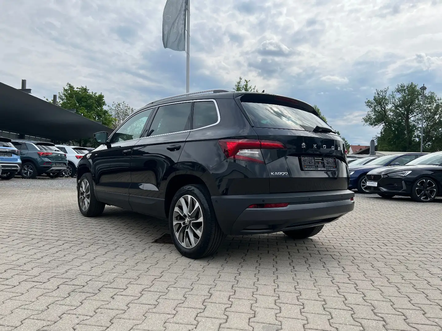 Skoda Karoq 1.5 TSI ACT Clever *LED Navi Pano STH AHK* Schwarz - 2