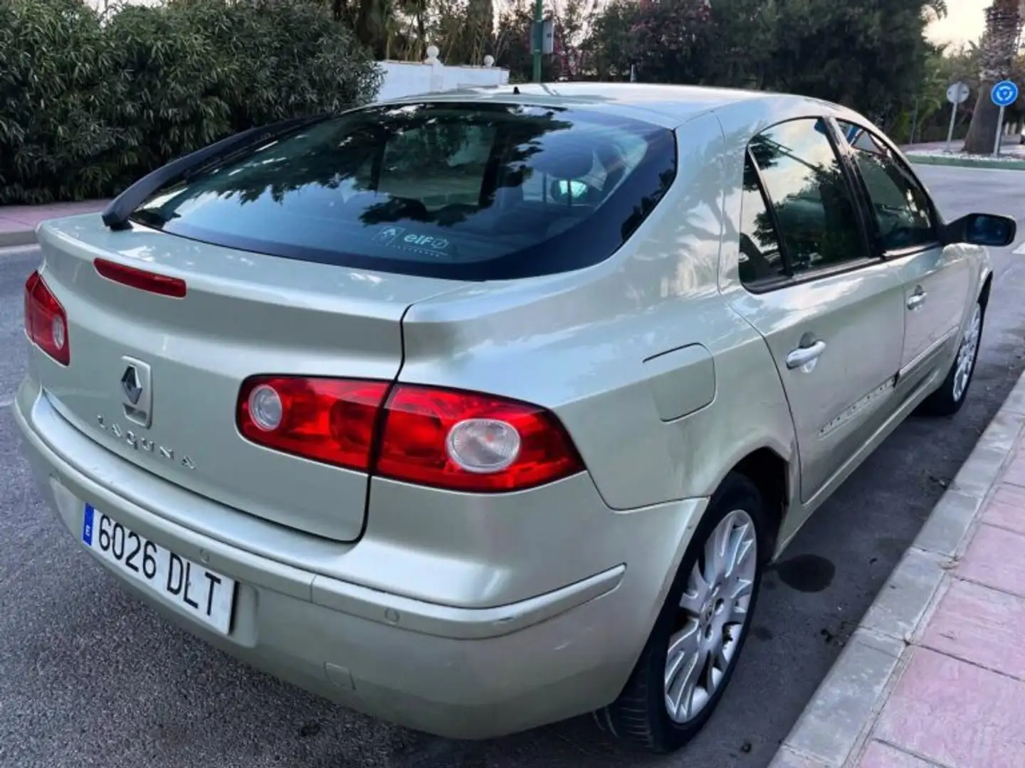 Renault Laguna 2.0 16v Luxe Dynamique Aut. Plateado - 2