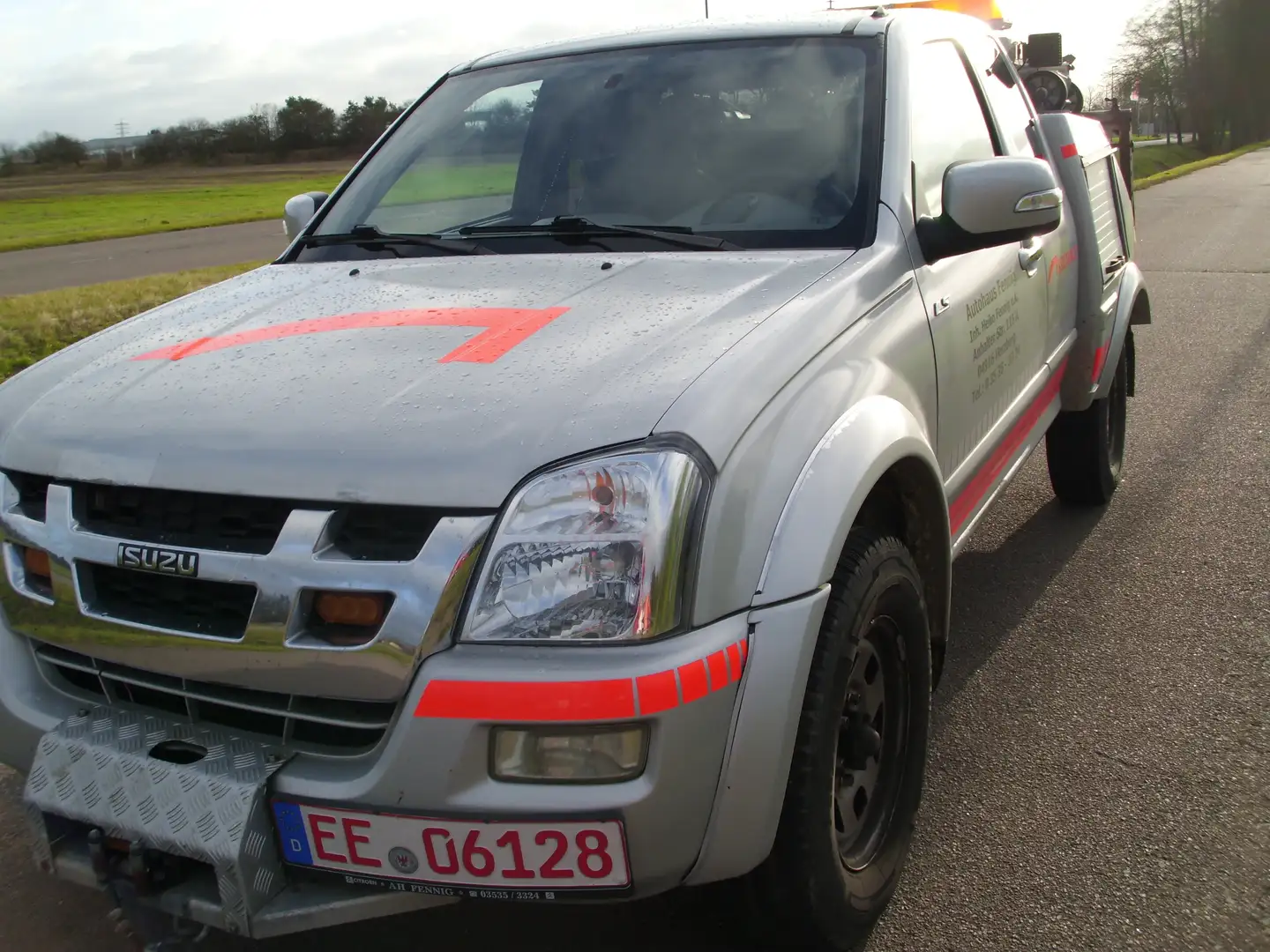 Isuzu PICK UP Abschleppwagen Plateado - 1