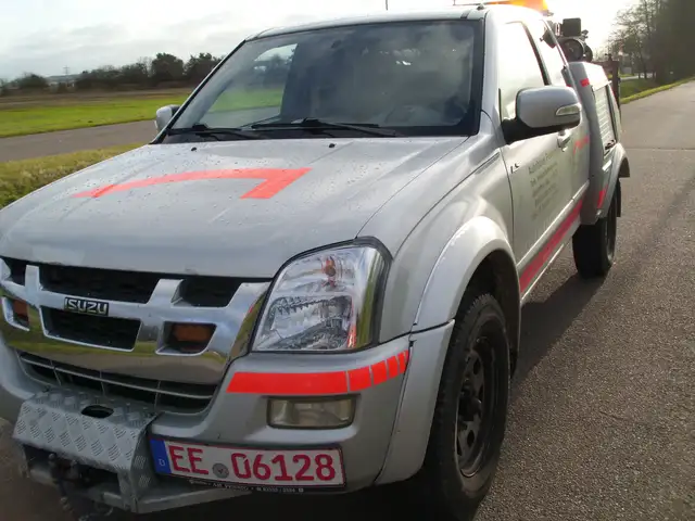 Isuzu PICK UP Abschleppwagen