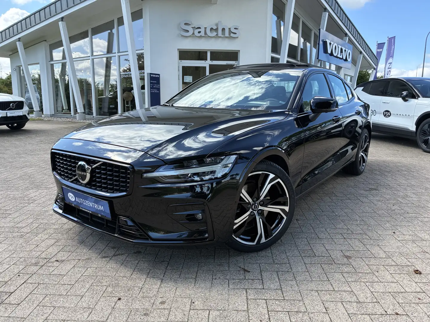 Volvo S60 B4 Plus Dark Schwarz - 1