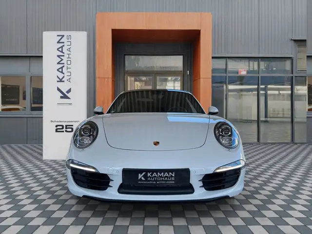 Porsche 911 view 2