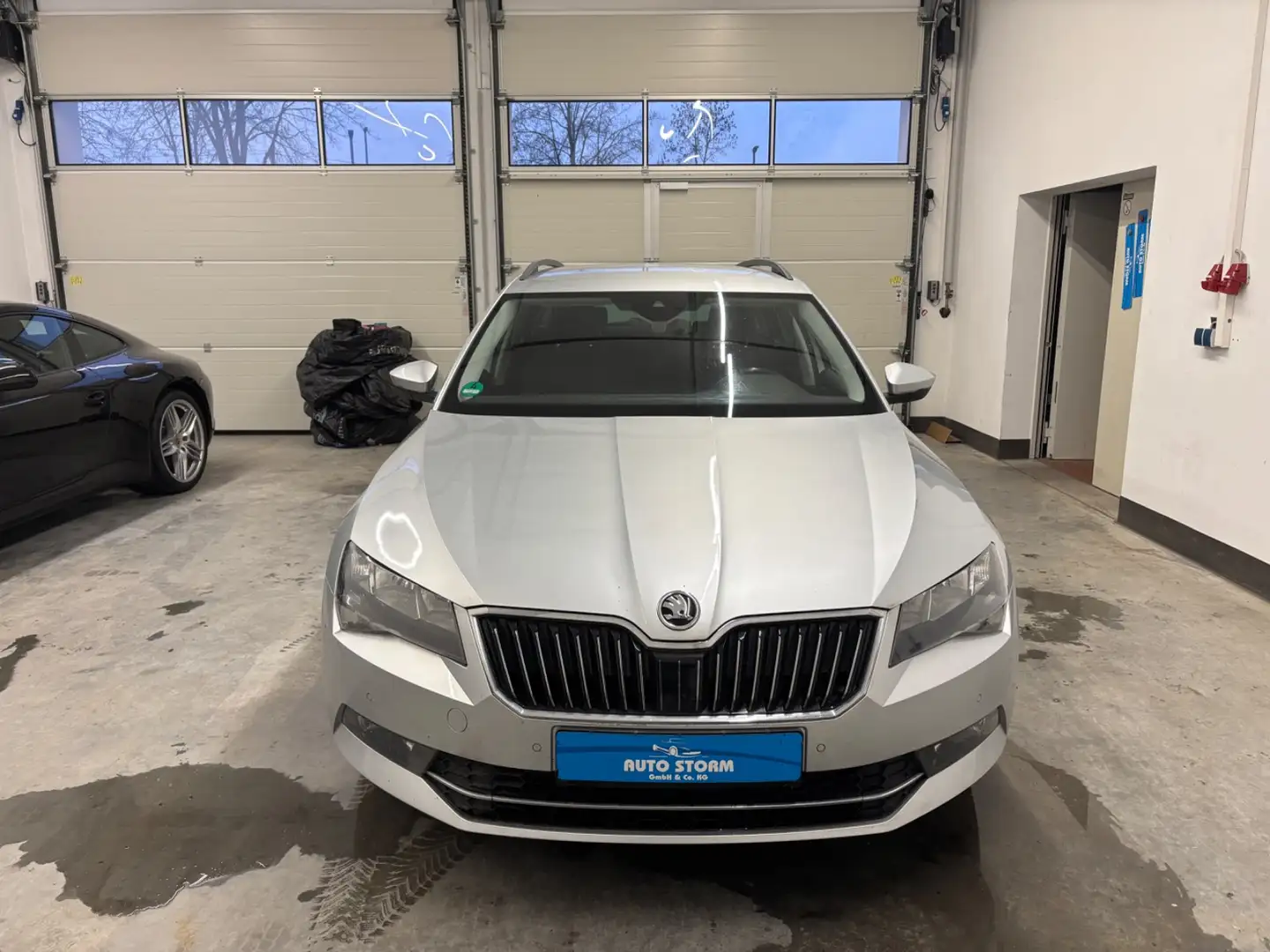 Skoda Superb Combi 2.0 TDI Ambition*1-Hand*PDC*Navi*GRA SHZ+2xK Silber - 2