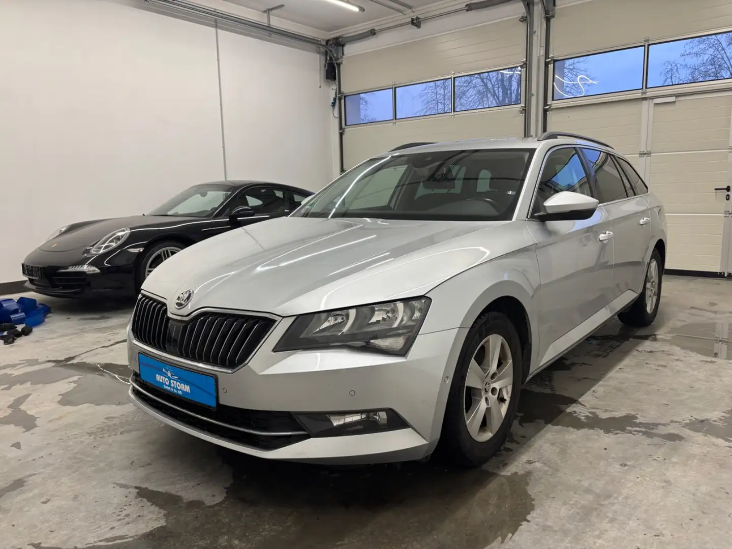 Skoda Superb Combi 2.0 TDI Ambition*1-Hand*PDC*Navi*GRA SHZ+2xK Silber - 1