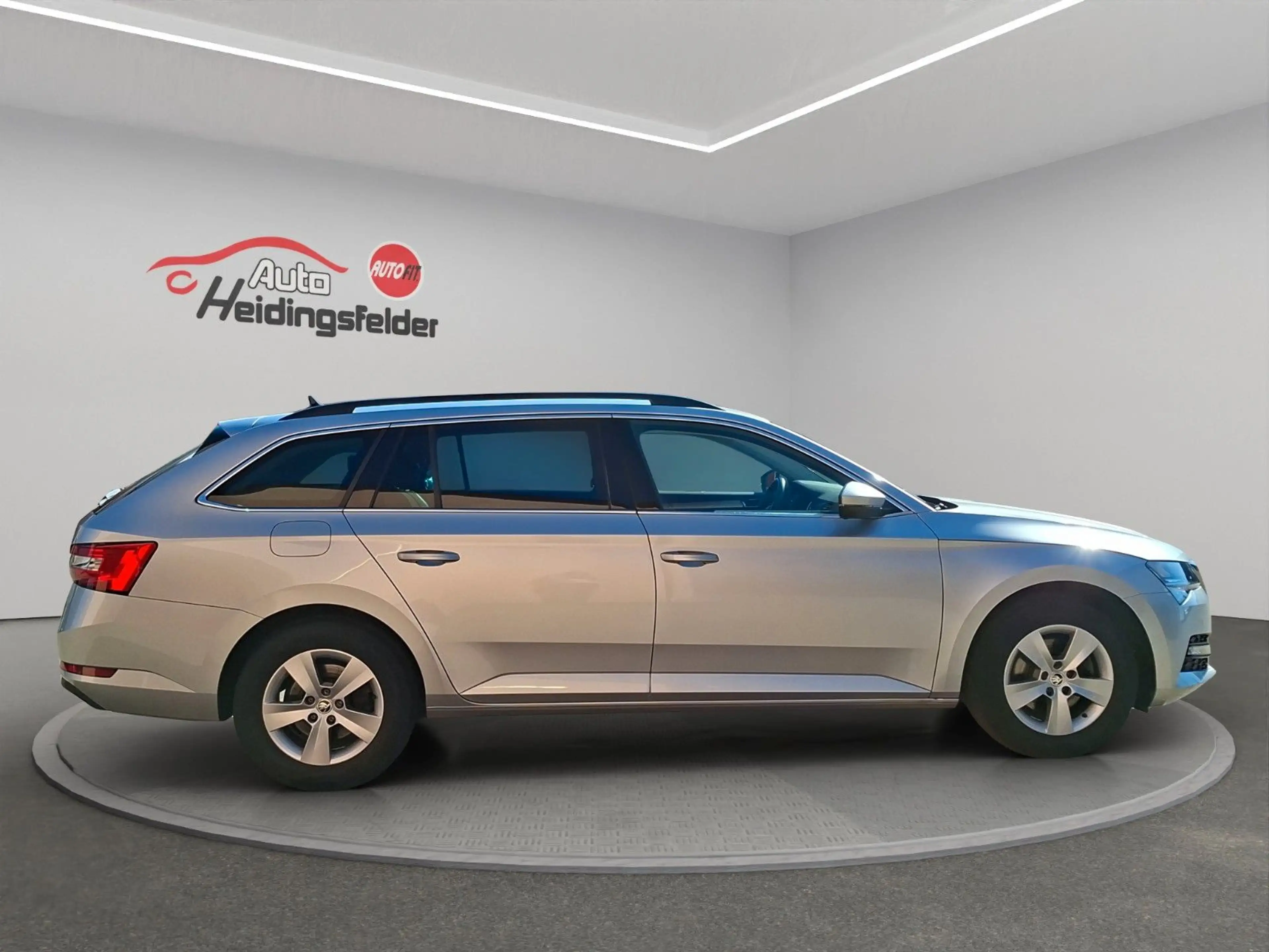 Skoda Superb Combi Ambition, PDC, APP, ACC, NAVI — photo 6
