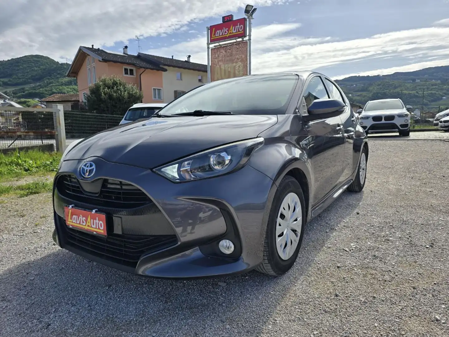 Toyota Yaris 1.5 Hybrid 5 porte Business Grijs - 2