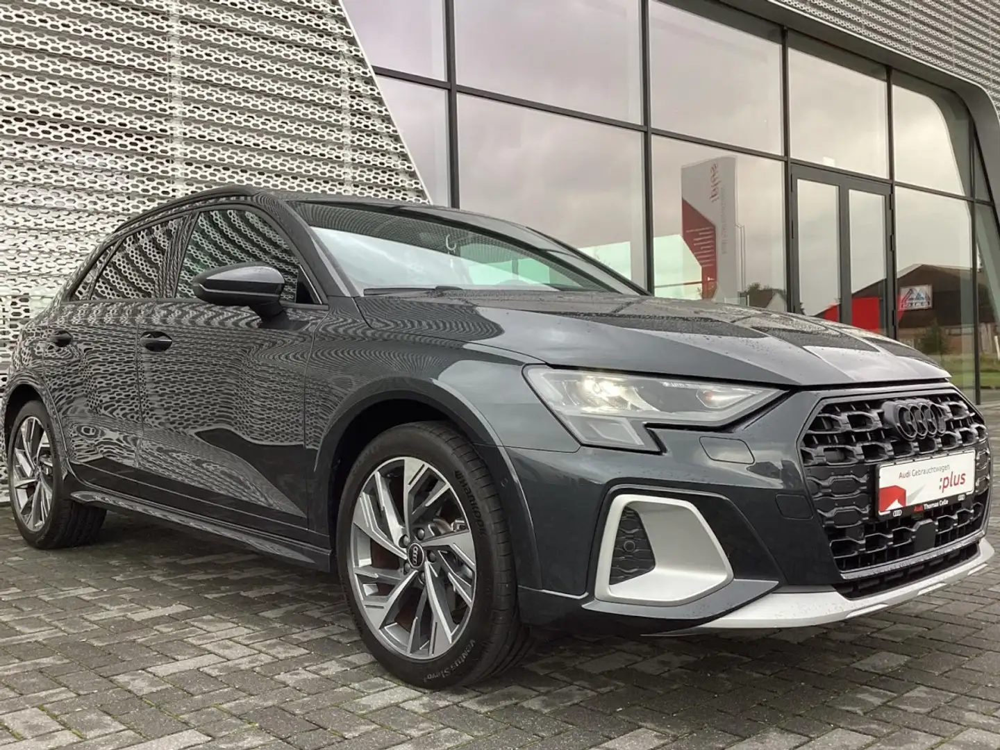 Audi A3 allstreet 35 TFSI S tronic LED Navi AHK StHz RKame Gris - 2