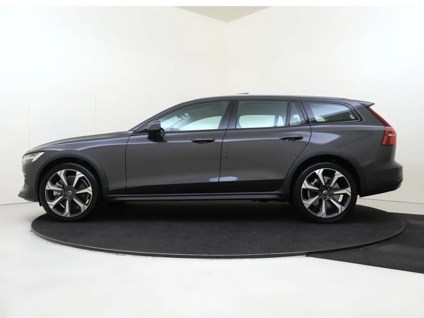 Volvo V60 Cross Country 2.0 B5 AWD Ult. | All-Seasonbanden | Massagefuncti Grijs - 2