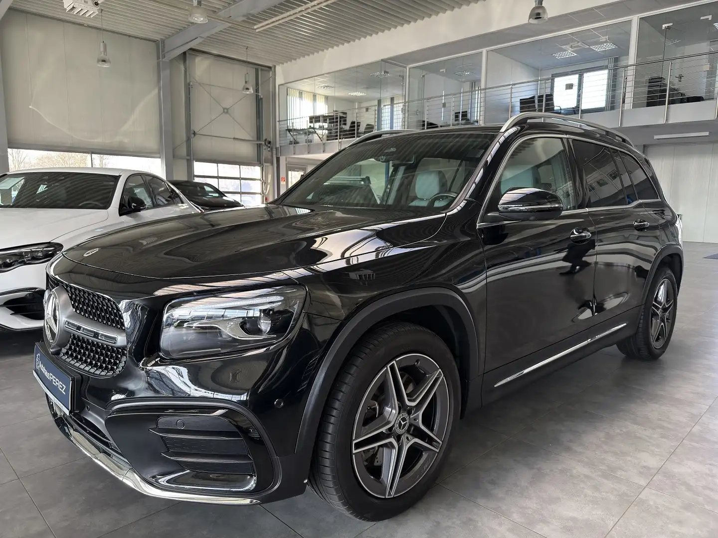 Mercedes-Benz GLB 250 4M AMG PREMIUM+ DISTR.-AHK-PANO-OFFROAD! Noir - 2