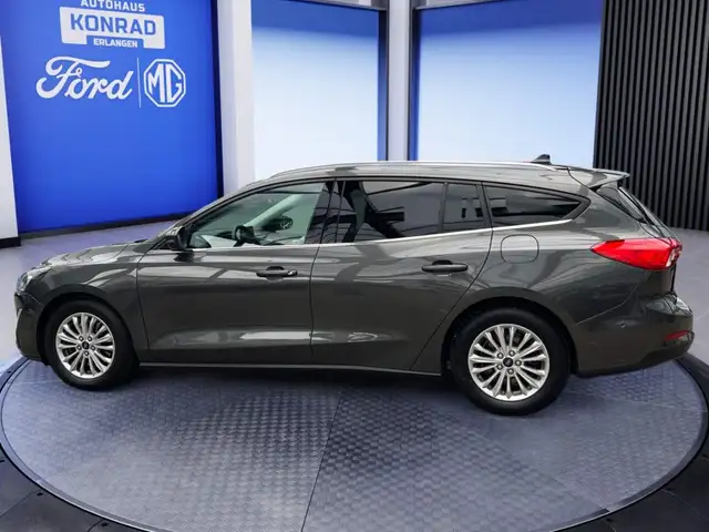 Ford Focus view 3