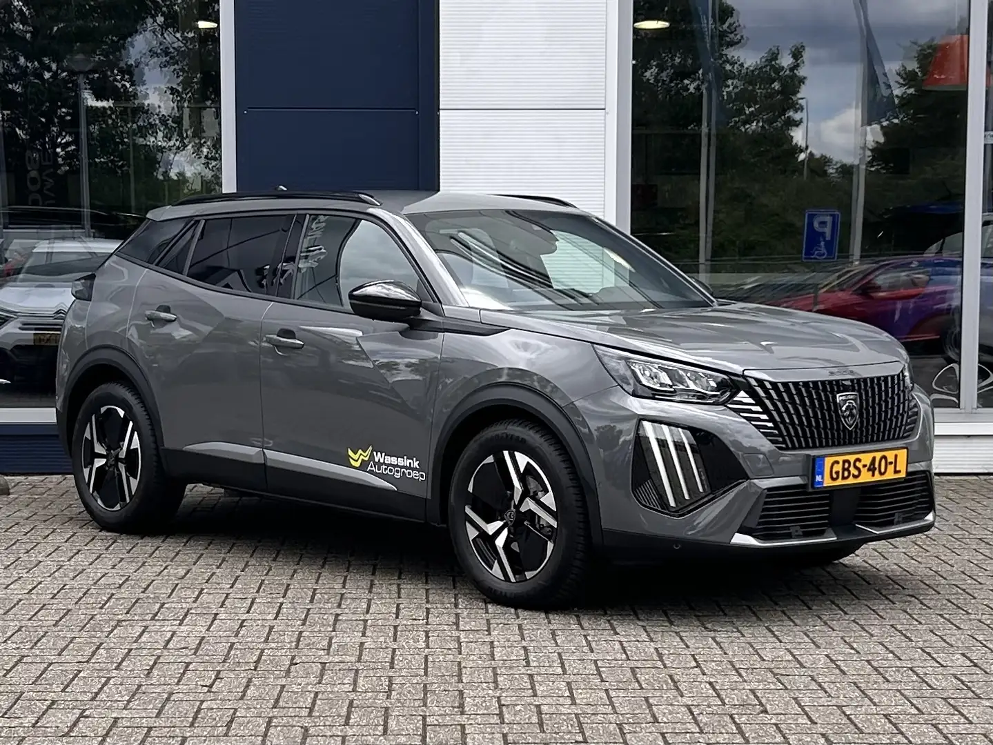 Peugeot 2008 1.2 PureTech 100pk Allure | Navigatie | Cruise con Grijs - 2