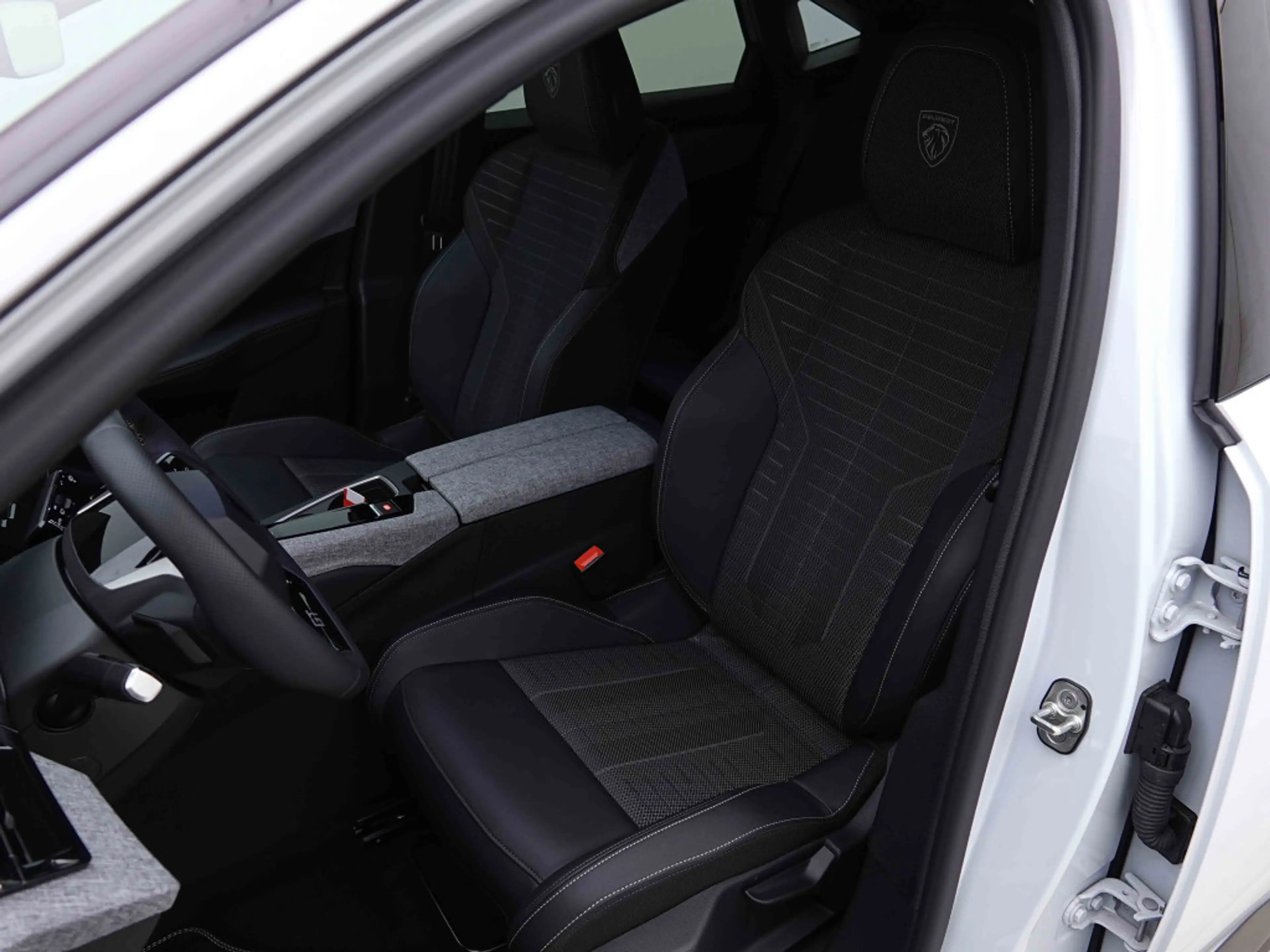 Peugeot 3008 145 AUT Hybrid GT | GPS | LED | Heaeted Seats — photo 8