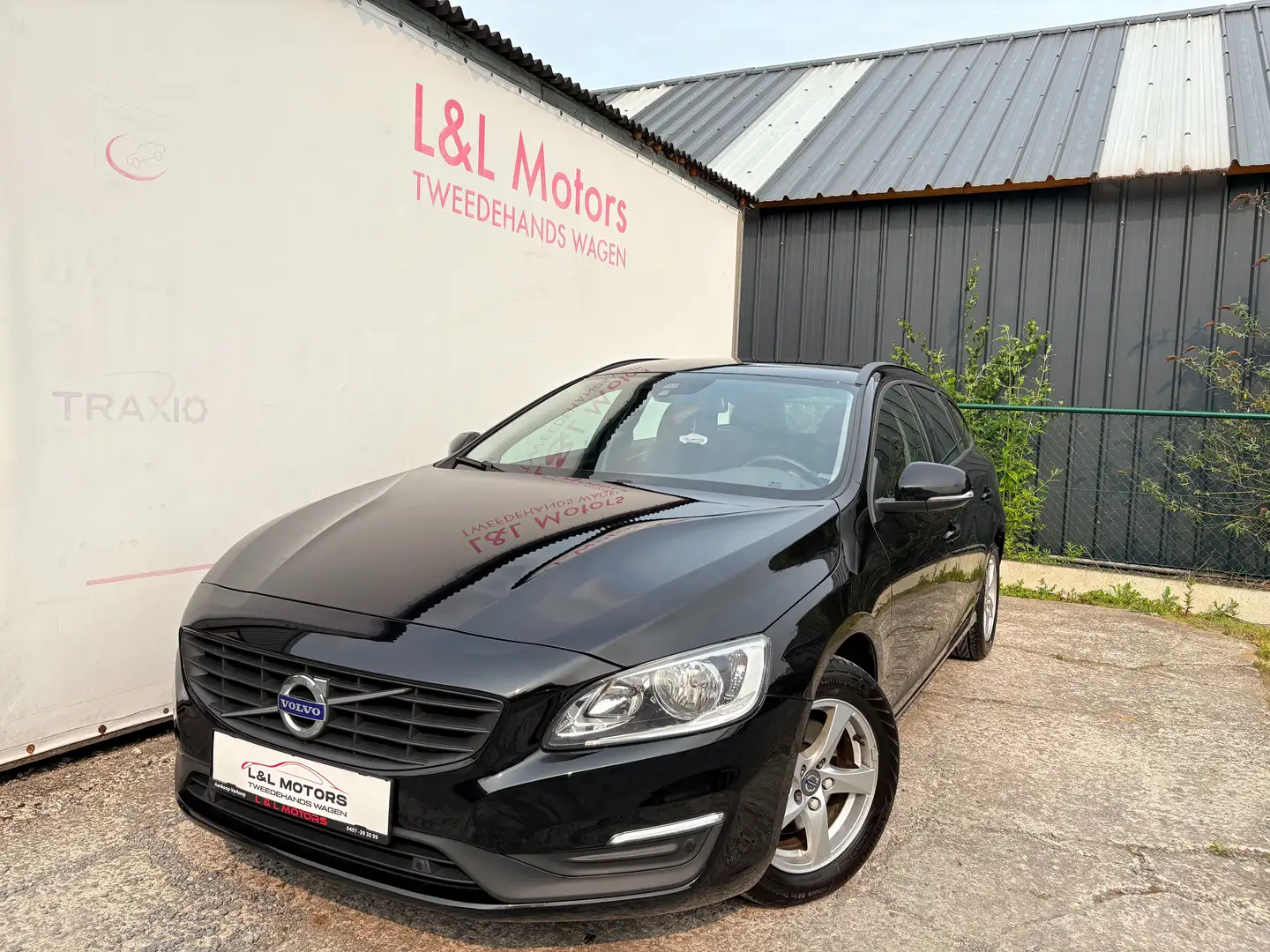 Volvo V60 2.0 D4 190Ch Kinetic*Navi Cruise Pdc Alu Euro6b* Zwart - 1