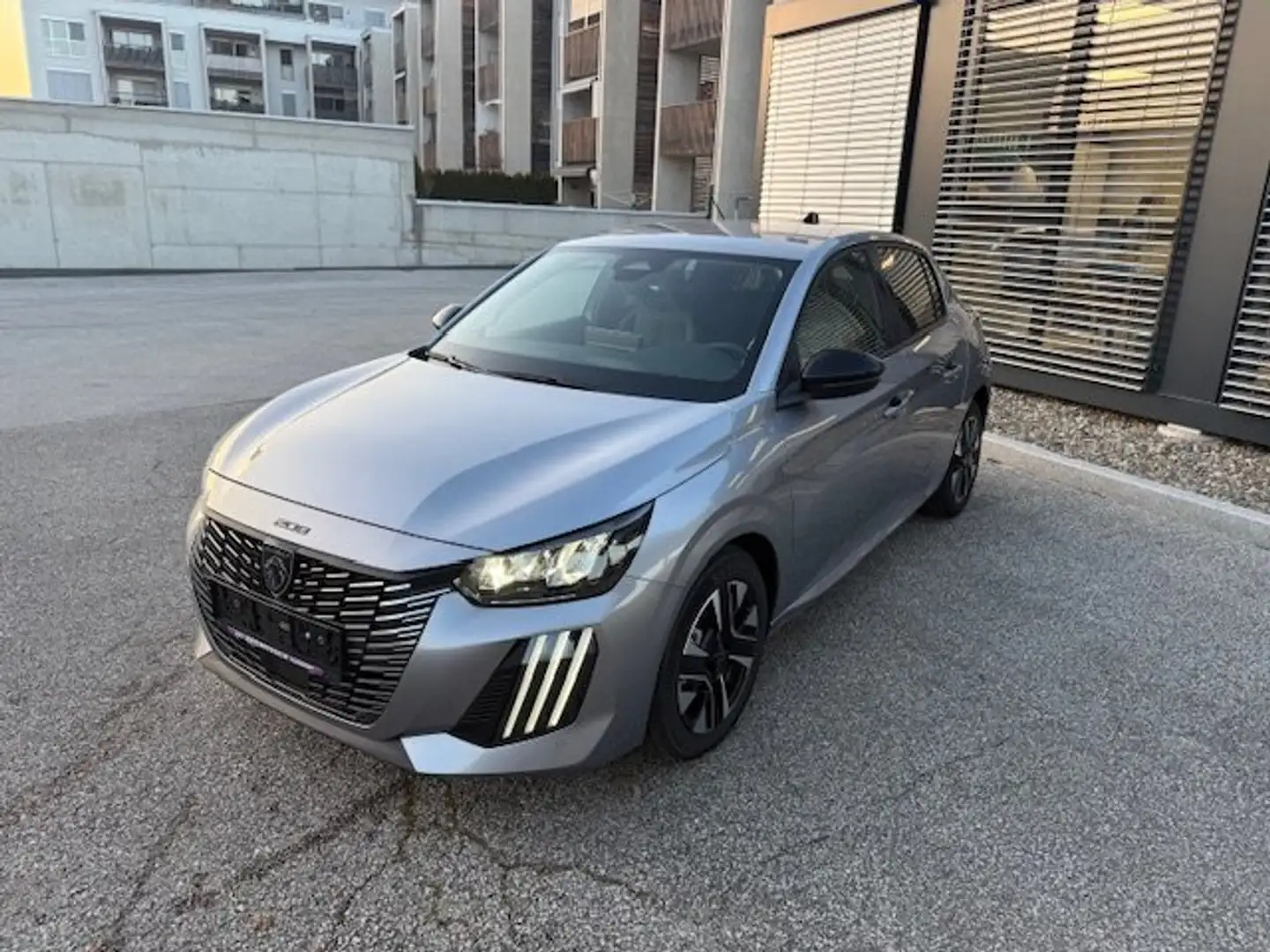 Peugeot 208 Allure Grau - 1